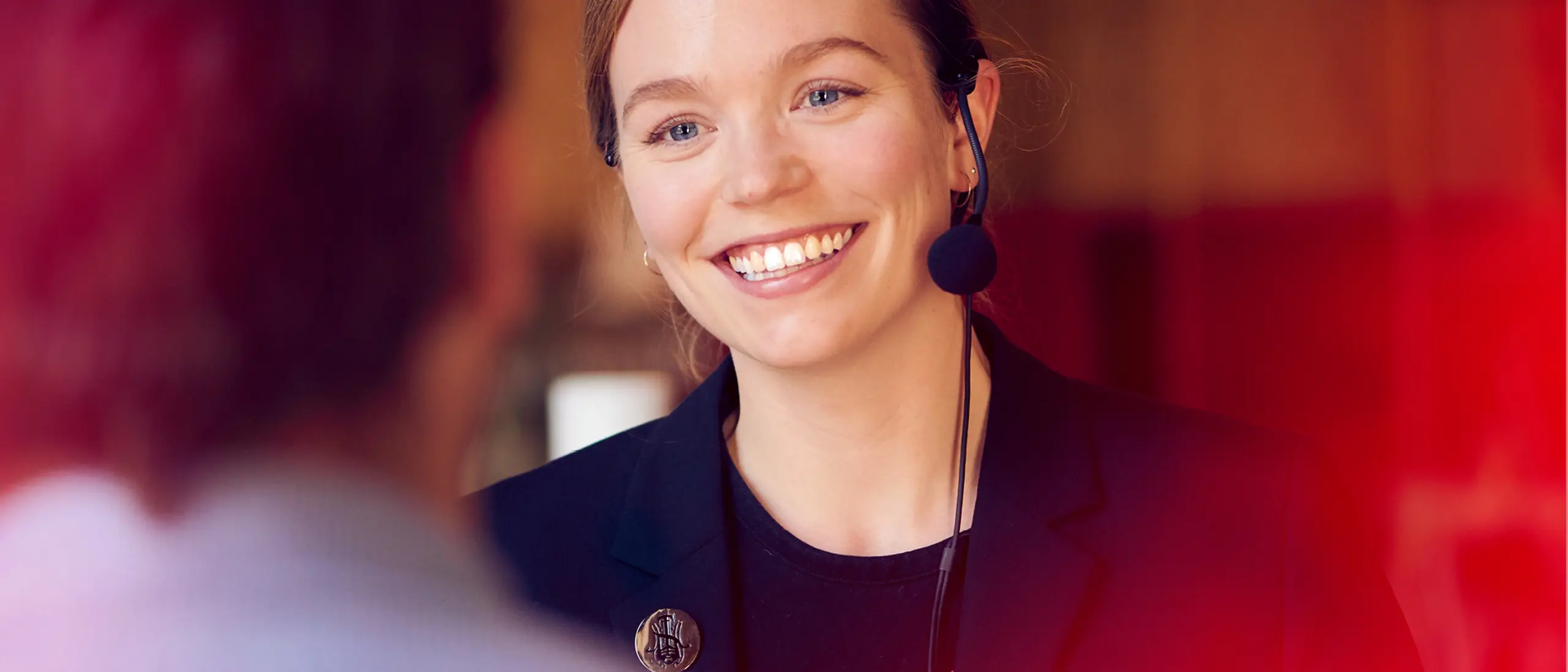 Smilende teateransatt i resepsjonen.