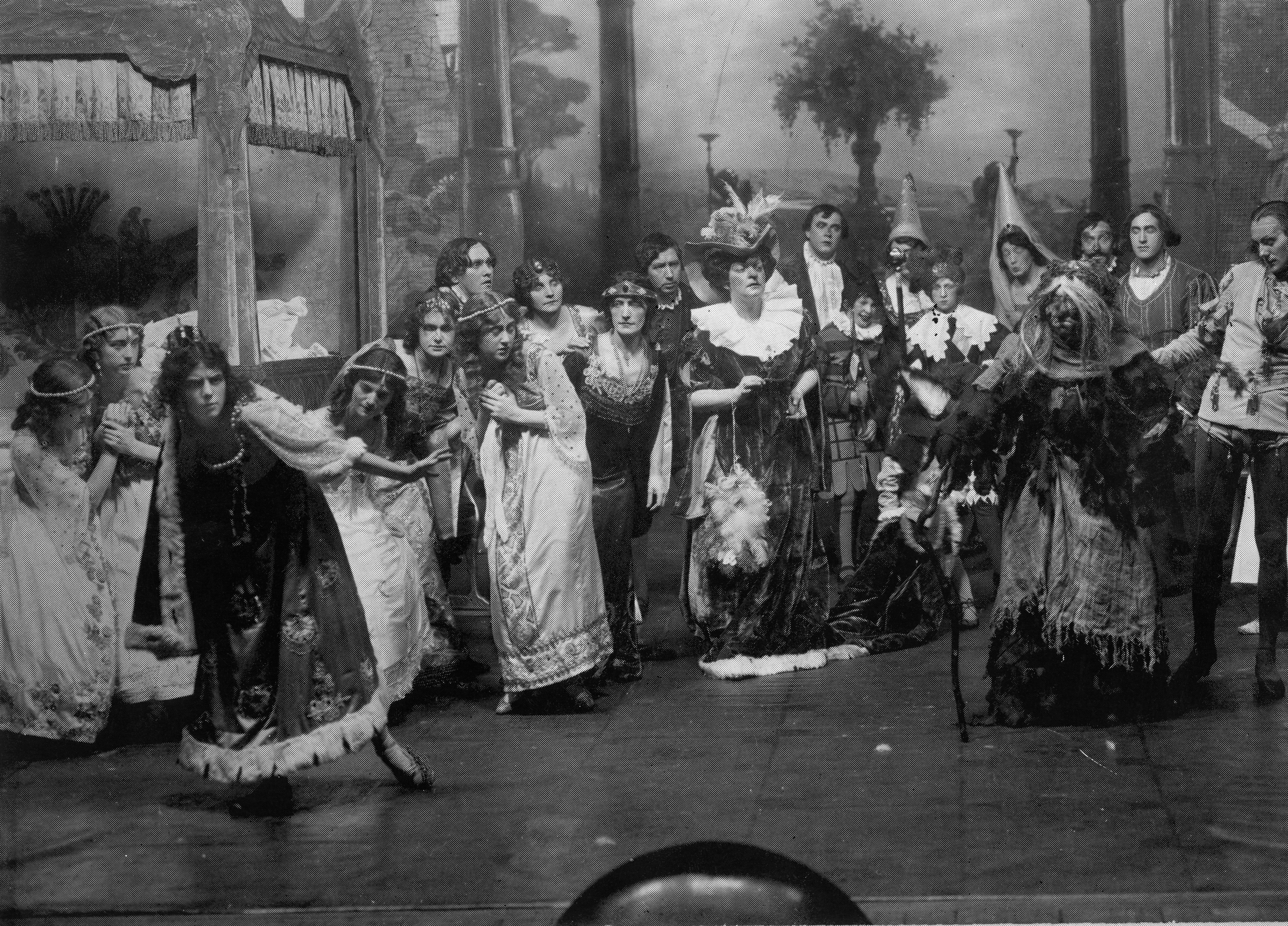 Gammelt svart hvitt-bilde av masse mennesker på en scene