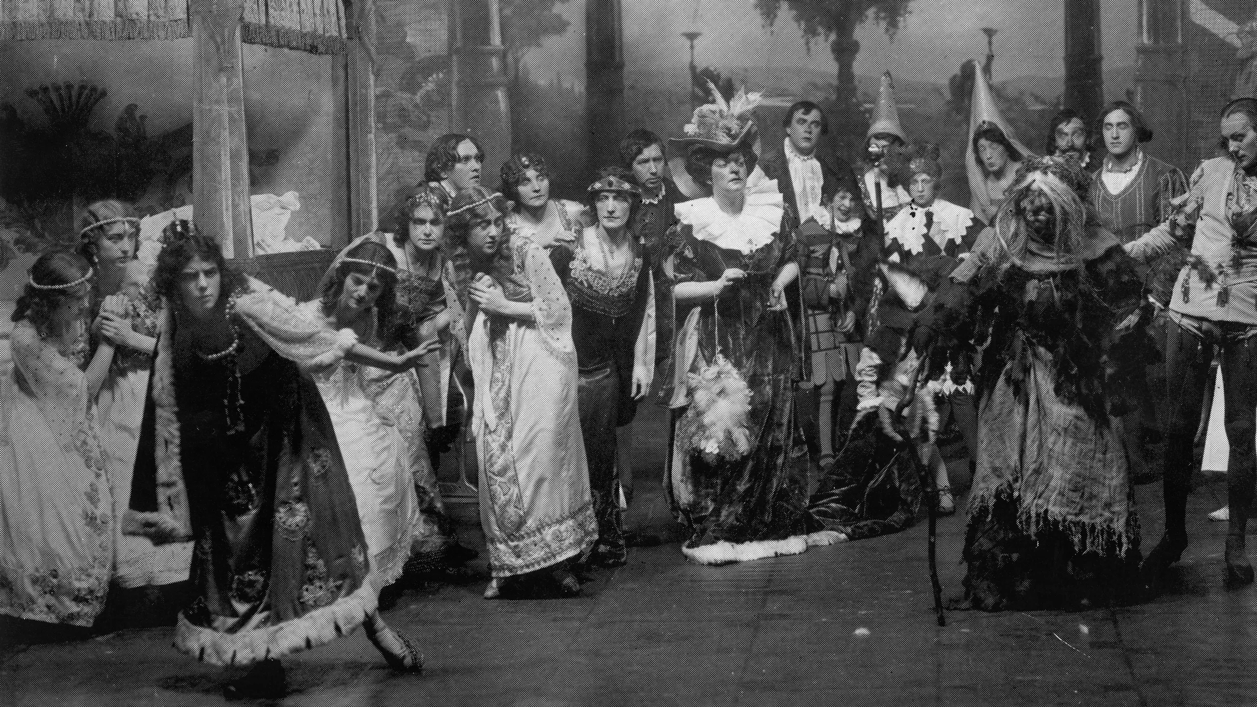 Gammelt svart hvitt-bilde av masse mennesker på en scene