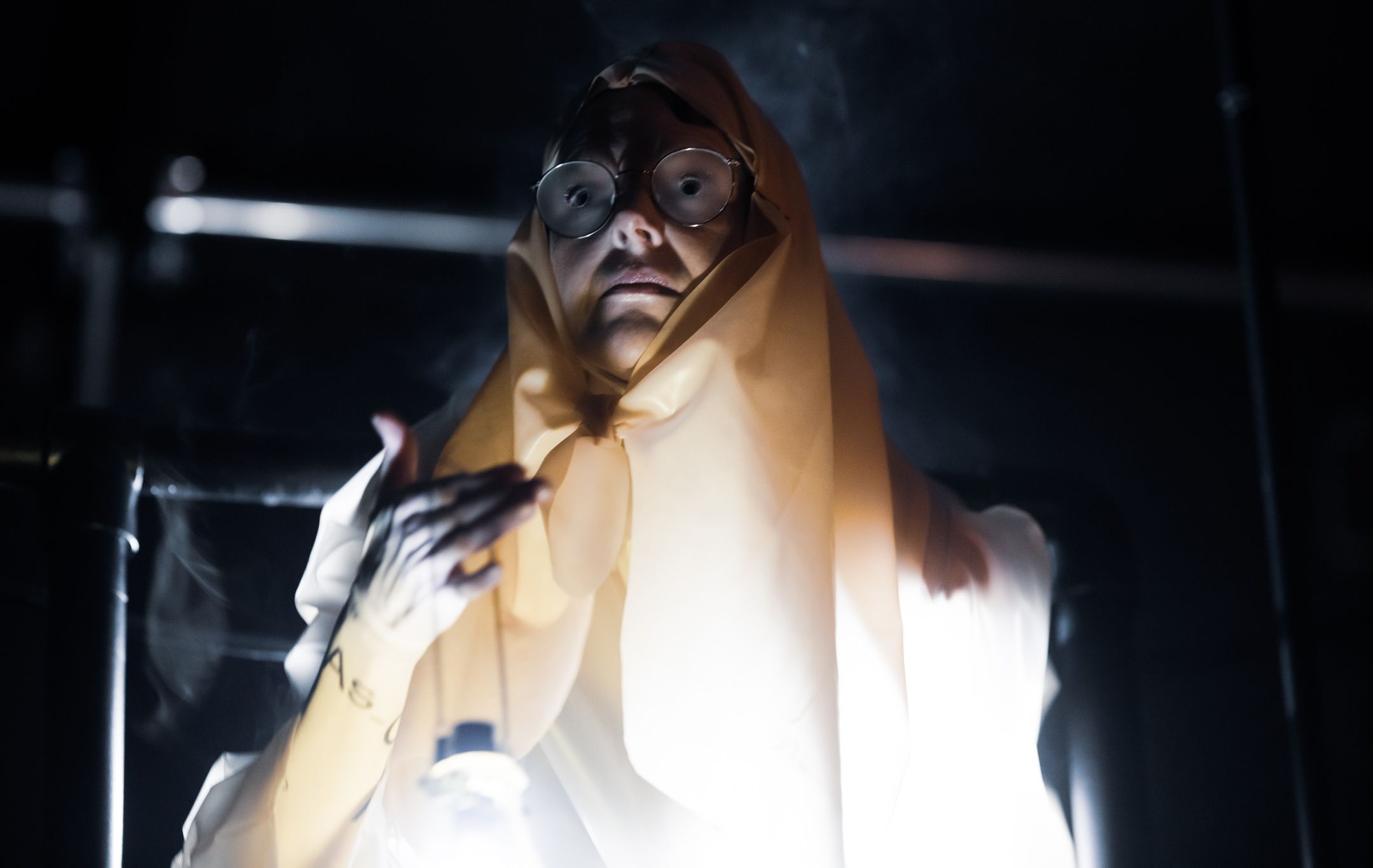 Kvinne med briller og skaut