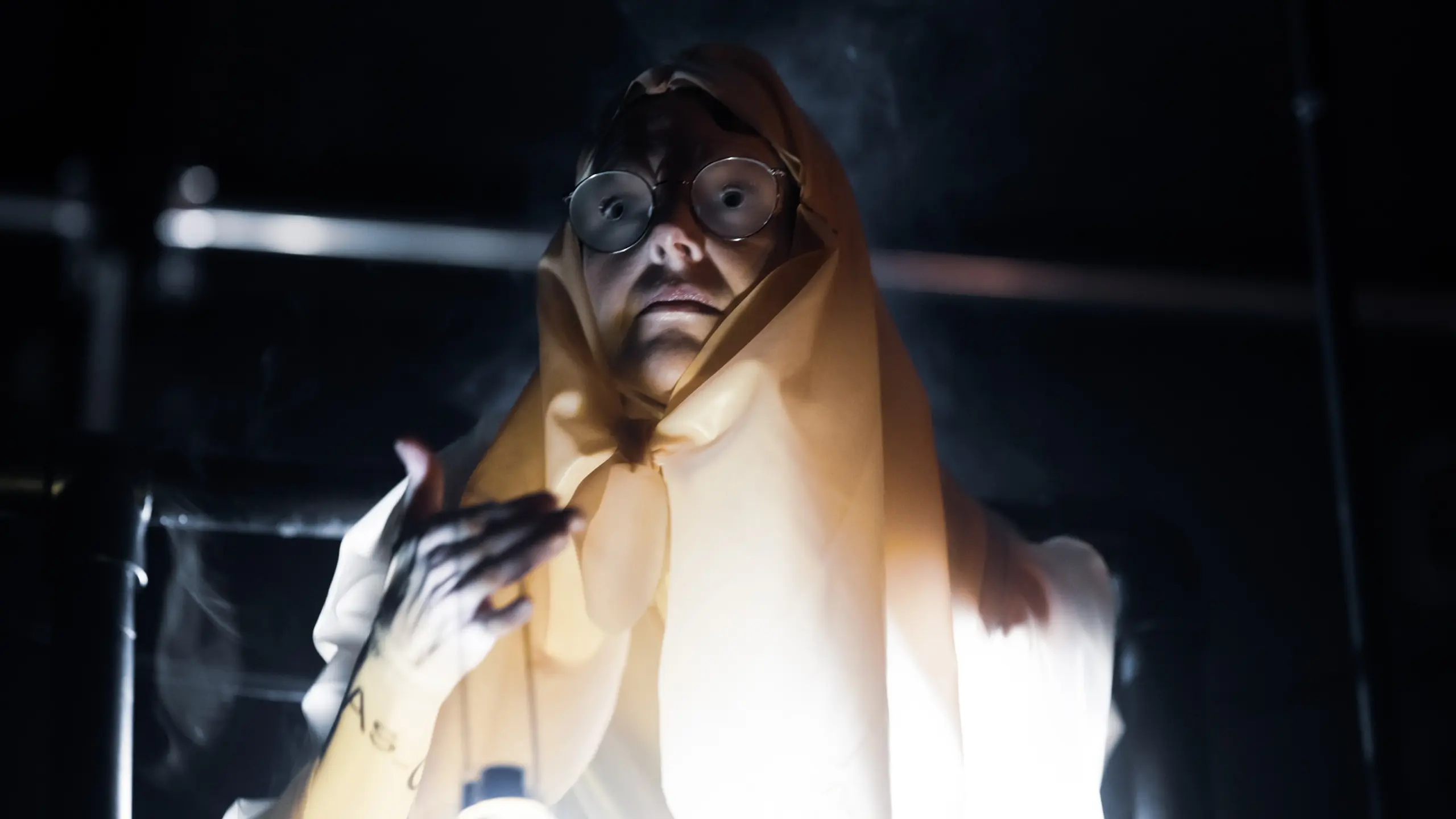 Kvinne med briller og skaut