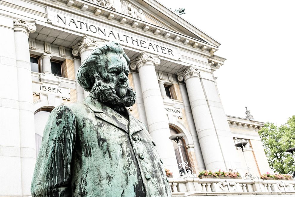 Ibsenstatue foran Nationaltheatret