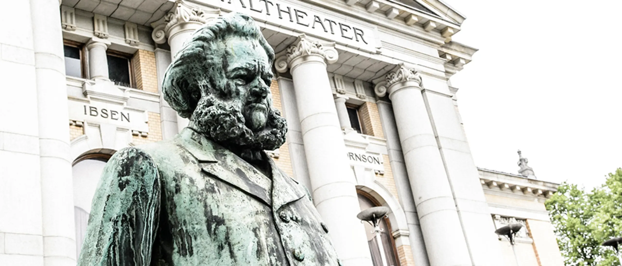Ibsenstatue foran Nationaltheatret