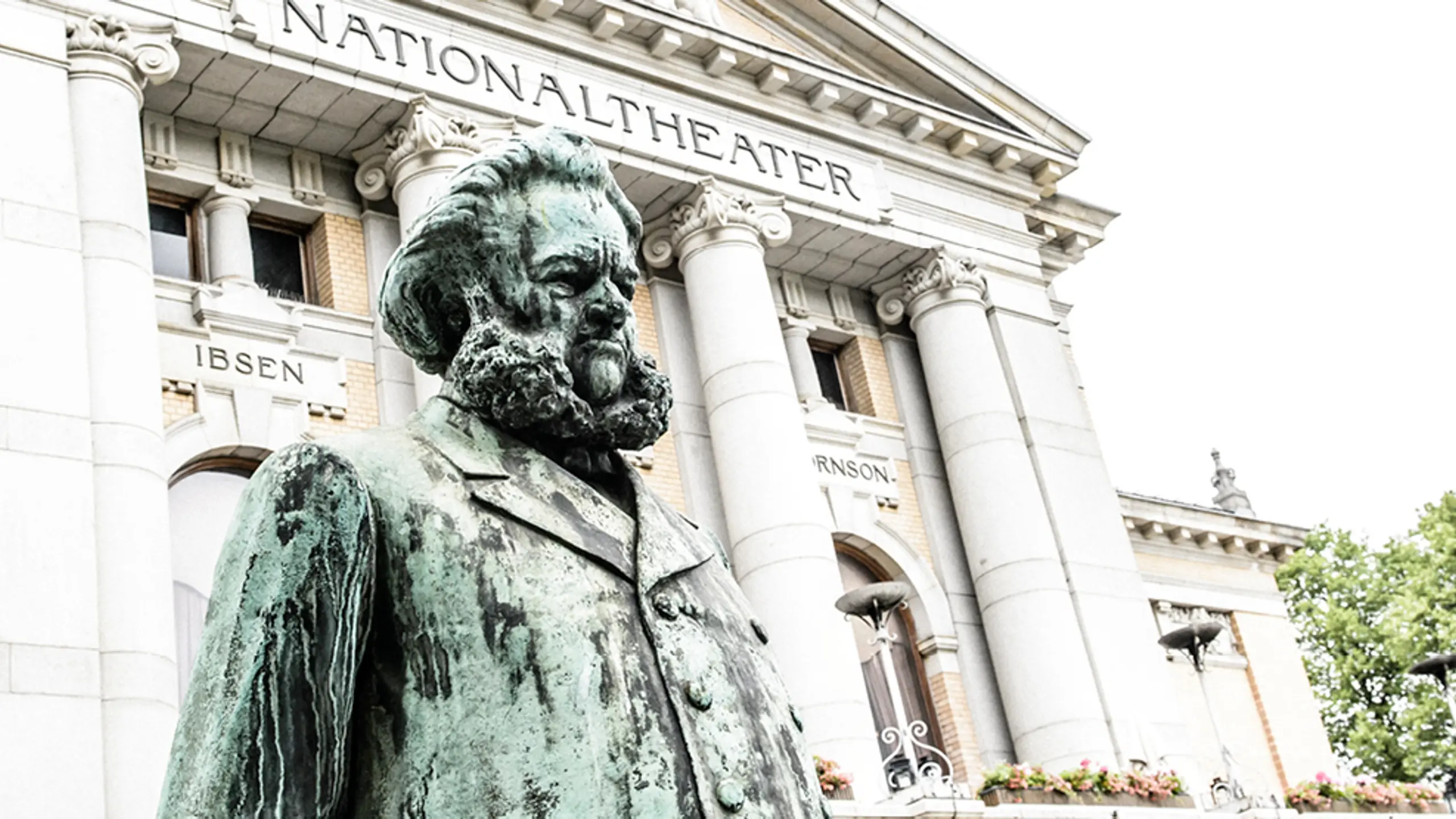 Ibsenstatue foran Nationaltheatret