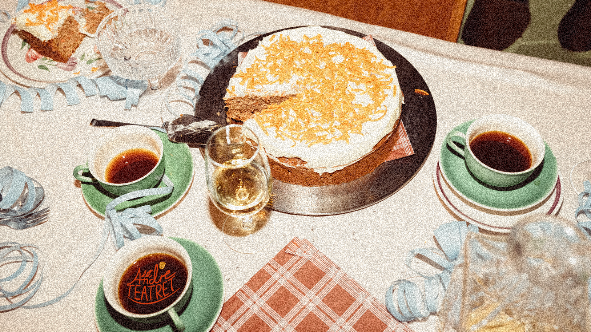 Et kakestykke og kaffekopp på et bord