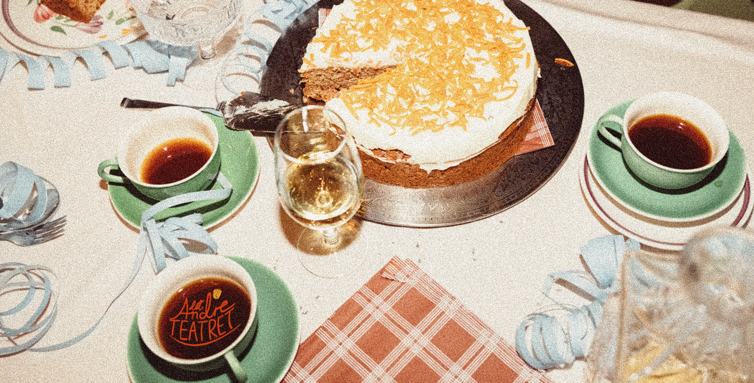 Et kakestykke og kaffekopp på et bord