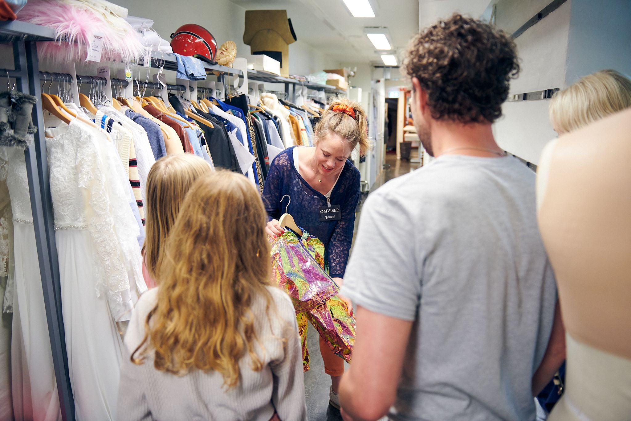 Personer på omvisning på kostymeavdelingen