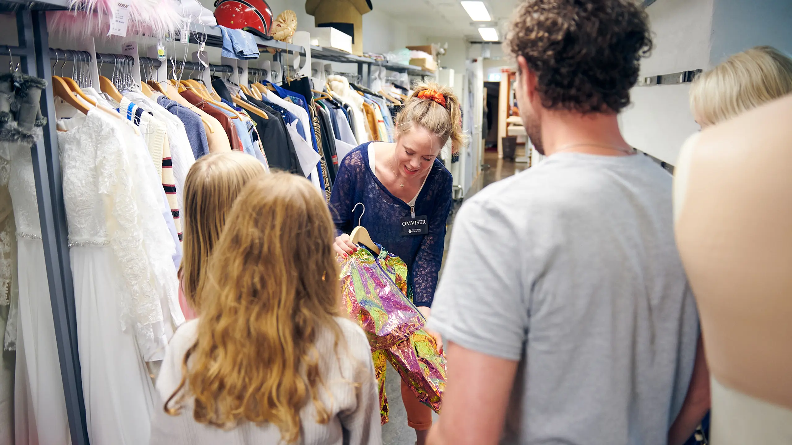 Personer på omvisning på kostymeavdelingen