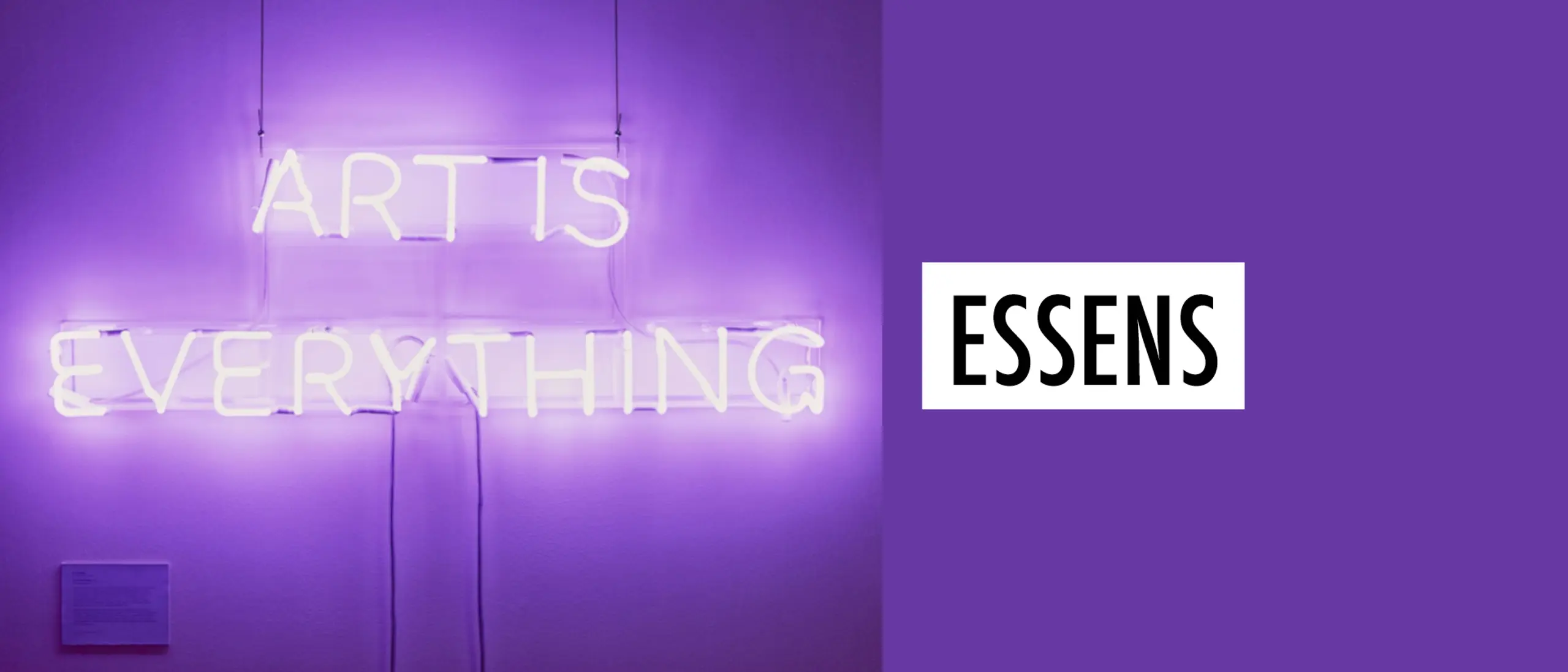 Lilla bilde med lysende neonskilt "Art is everything", og "essens" skrevet ved siden av