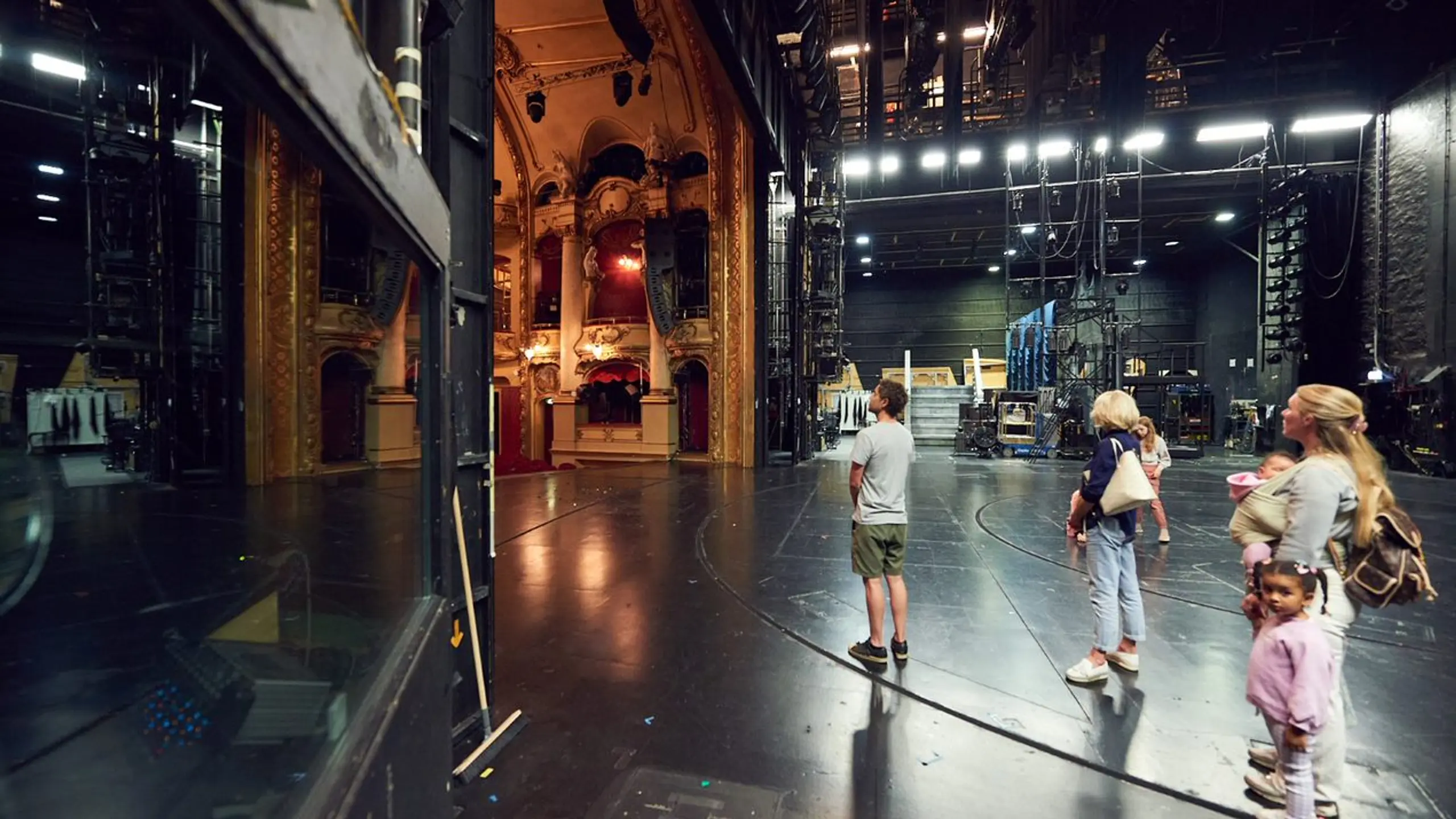 En gruppe står på Hovedscenen og ser opp i taket