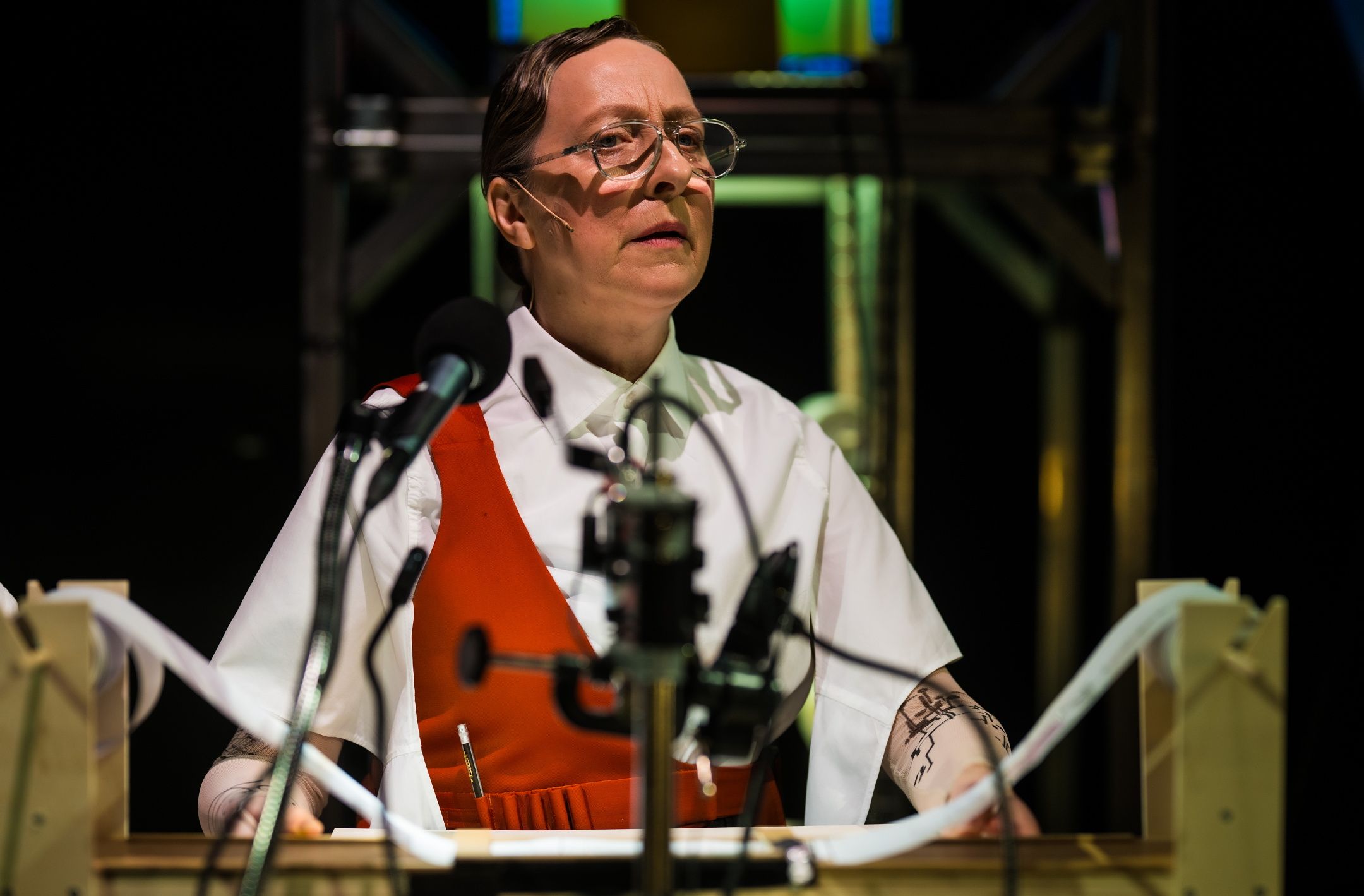 Kvinne står med papirrull