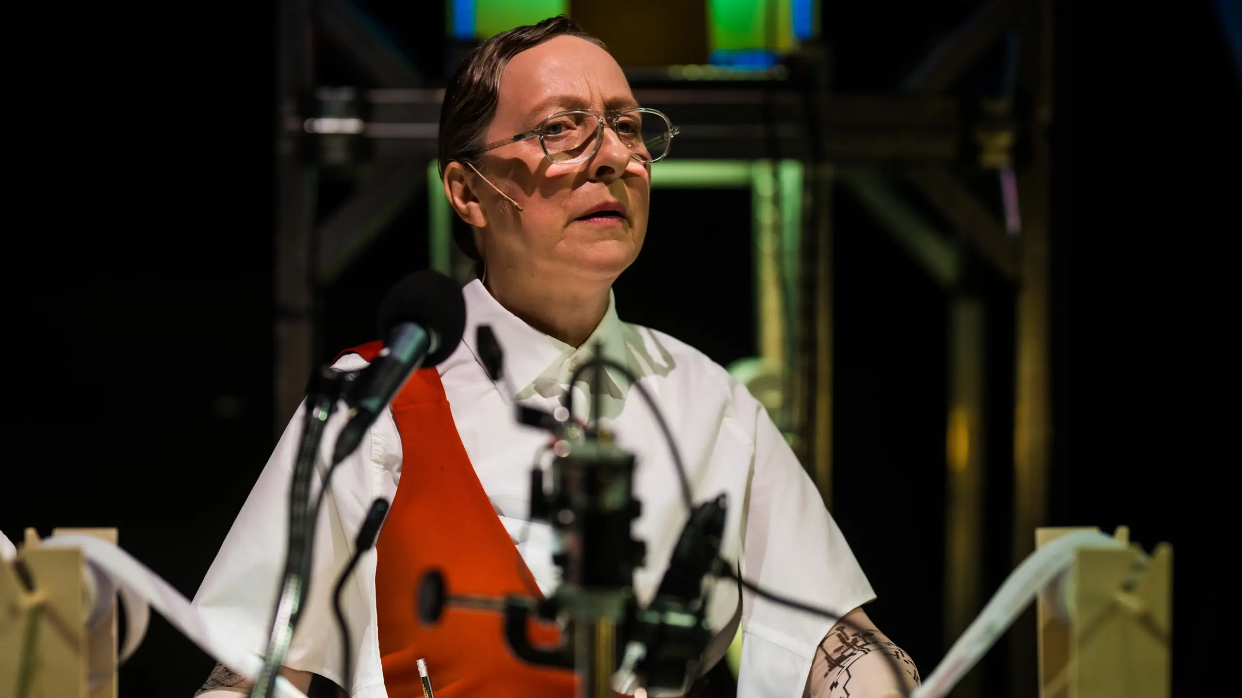 Kvinne står med papirrull