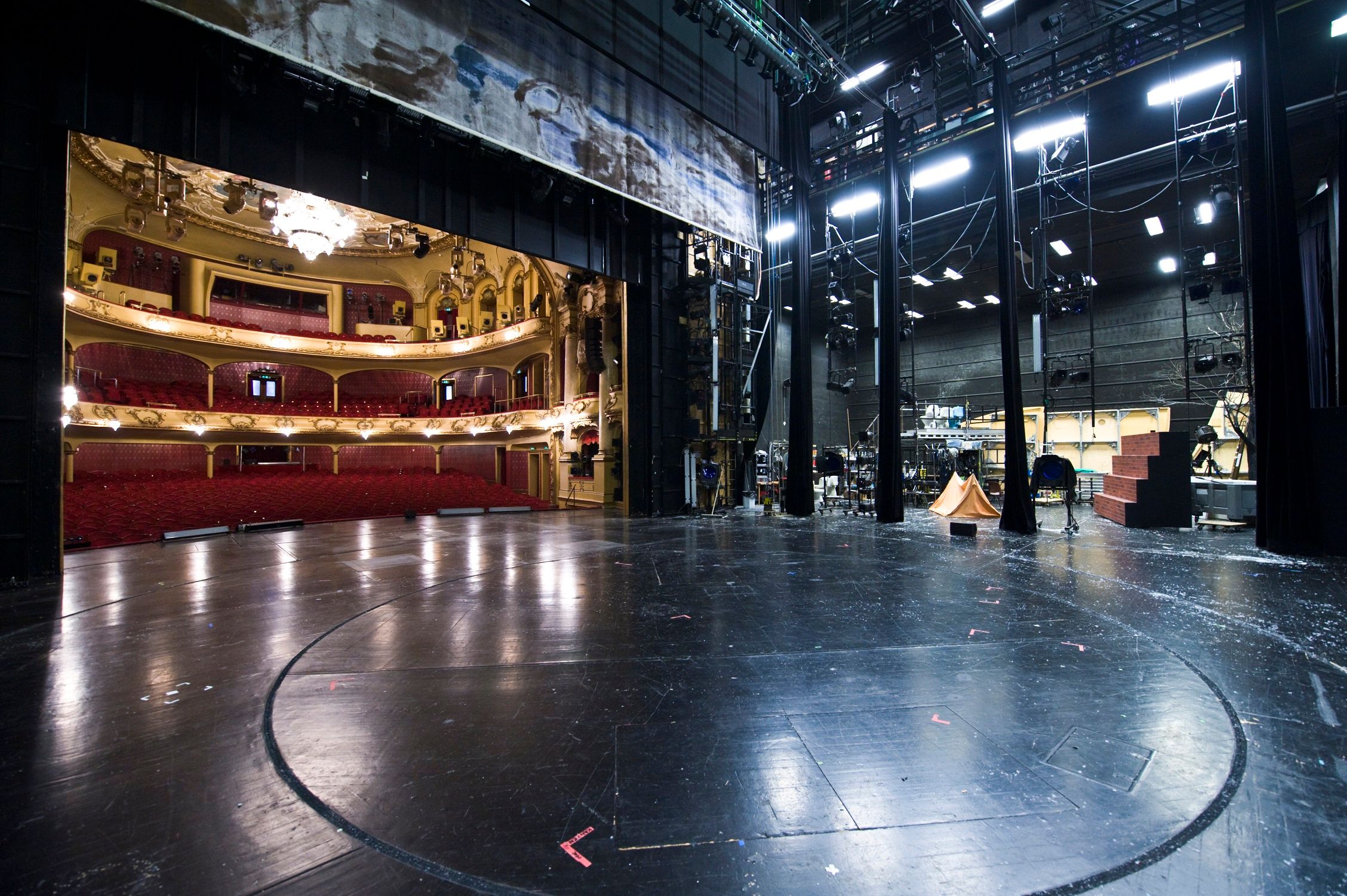 Hovedscenen sett fra sidescenen