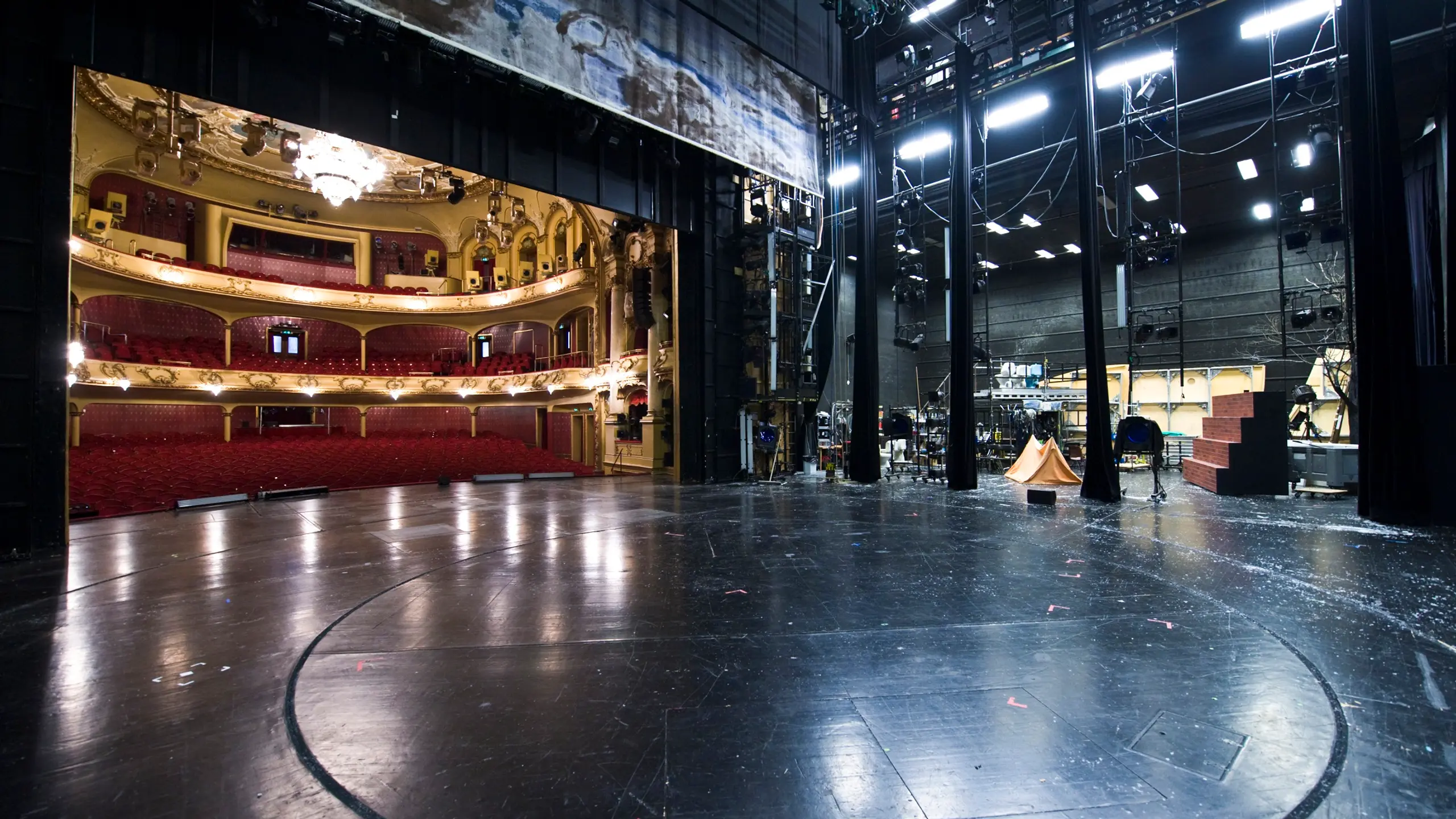 Hovedscenen sett fra sidescenen