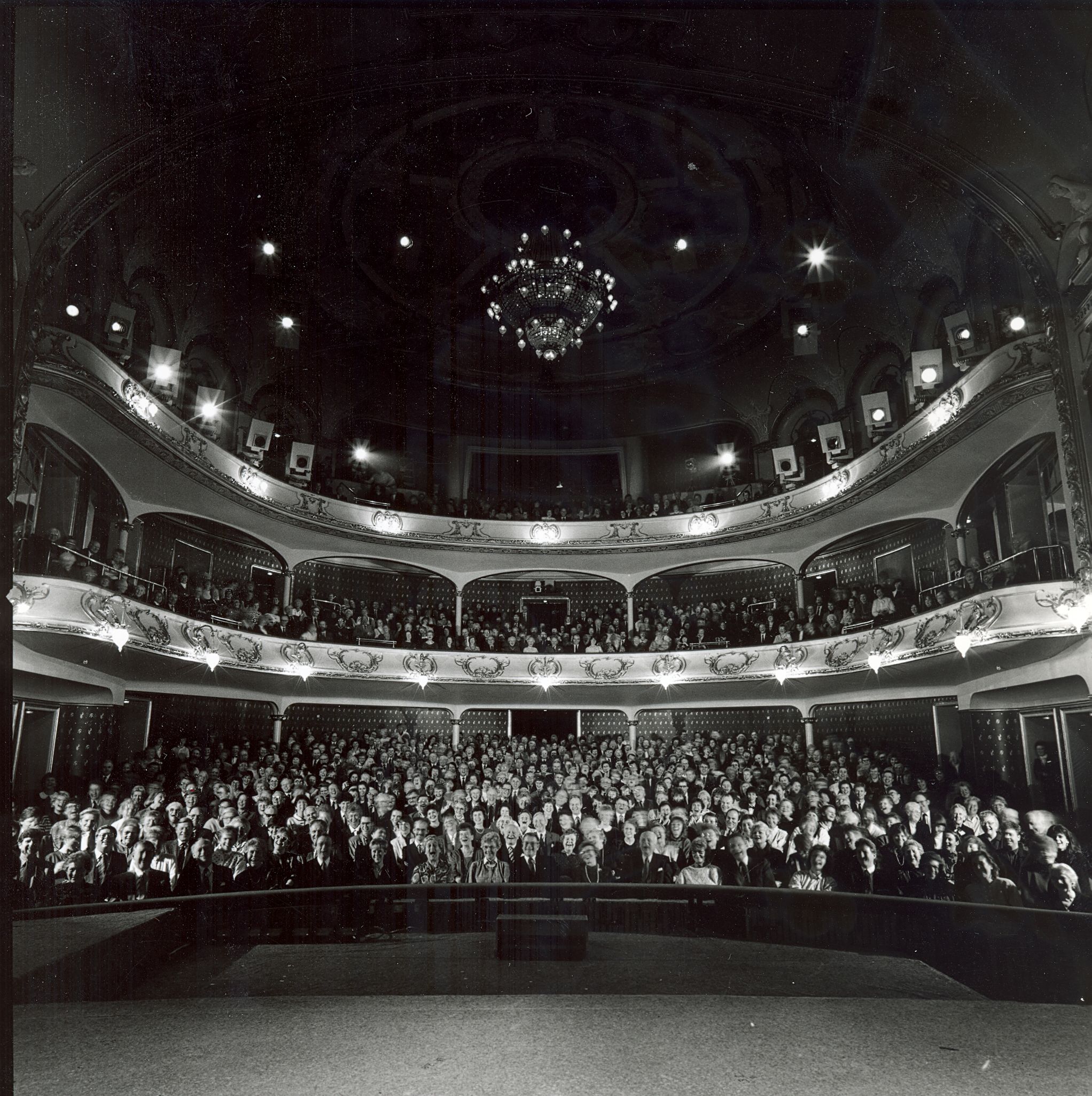 Publikum på Hovedscenen, tatt fra scenen