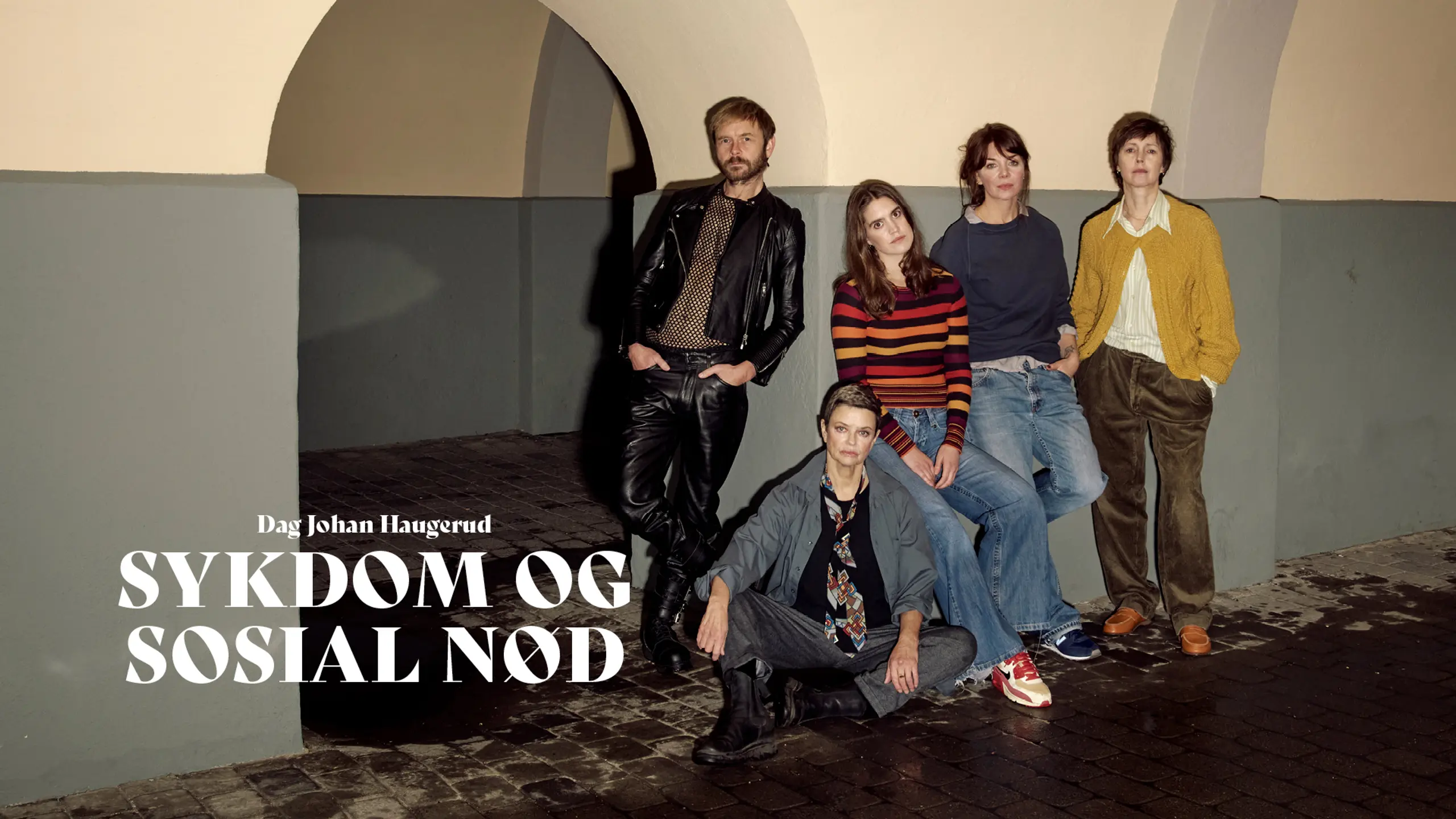 Gruppe med fire kvinner og en mann i en buegang. De er alvorlige, den ene kvinnen sitter, resten står og lener seg mot veggen med tekst Dag Johan Haugerud Sykdom og sosial nød