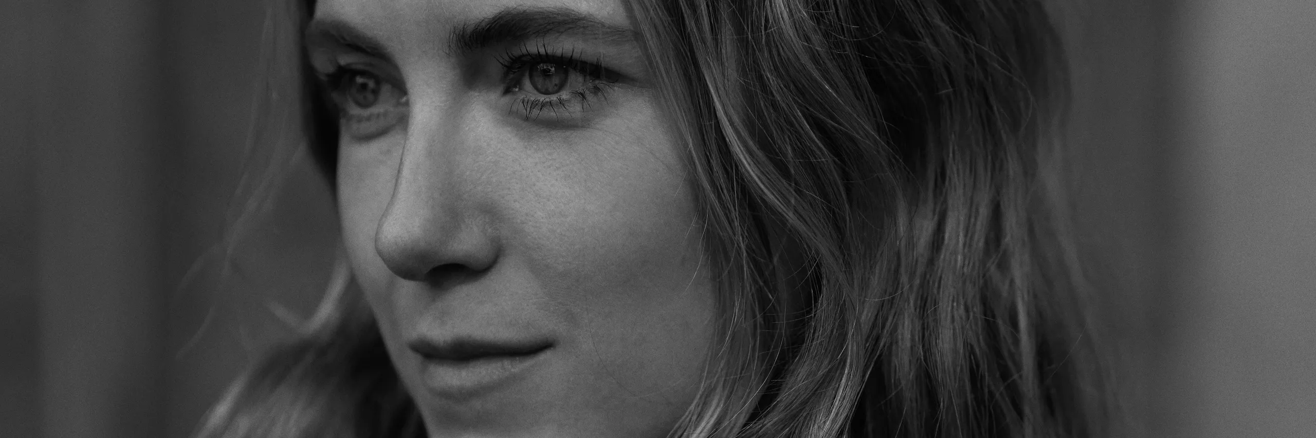 Svart hvitt-portrett av kvinne