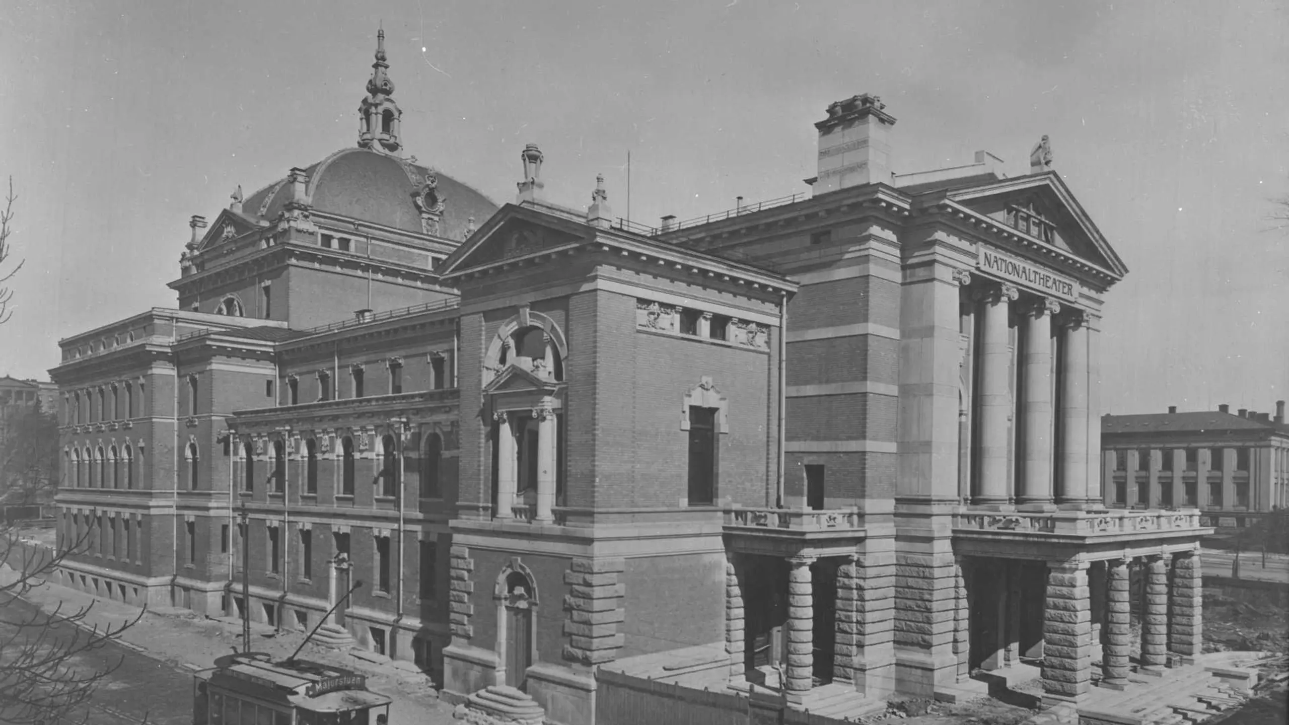 Nationaltheatret under bygging på slutten av 1890-tallet.
