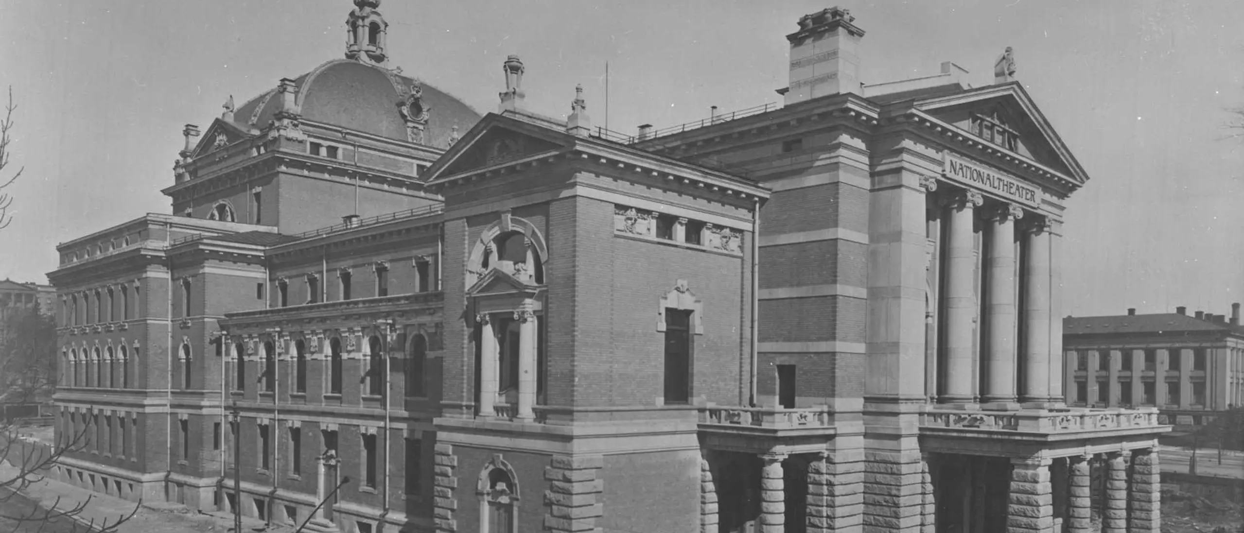 Nationaltheatret under bygging på slutten av 1890-tallet.