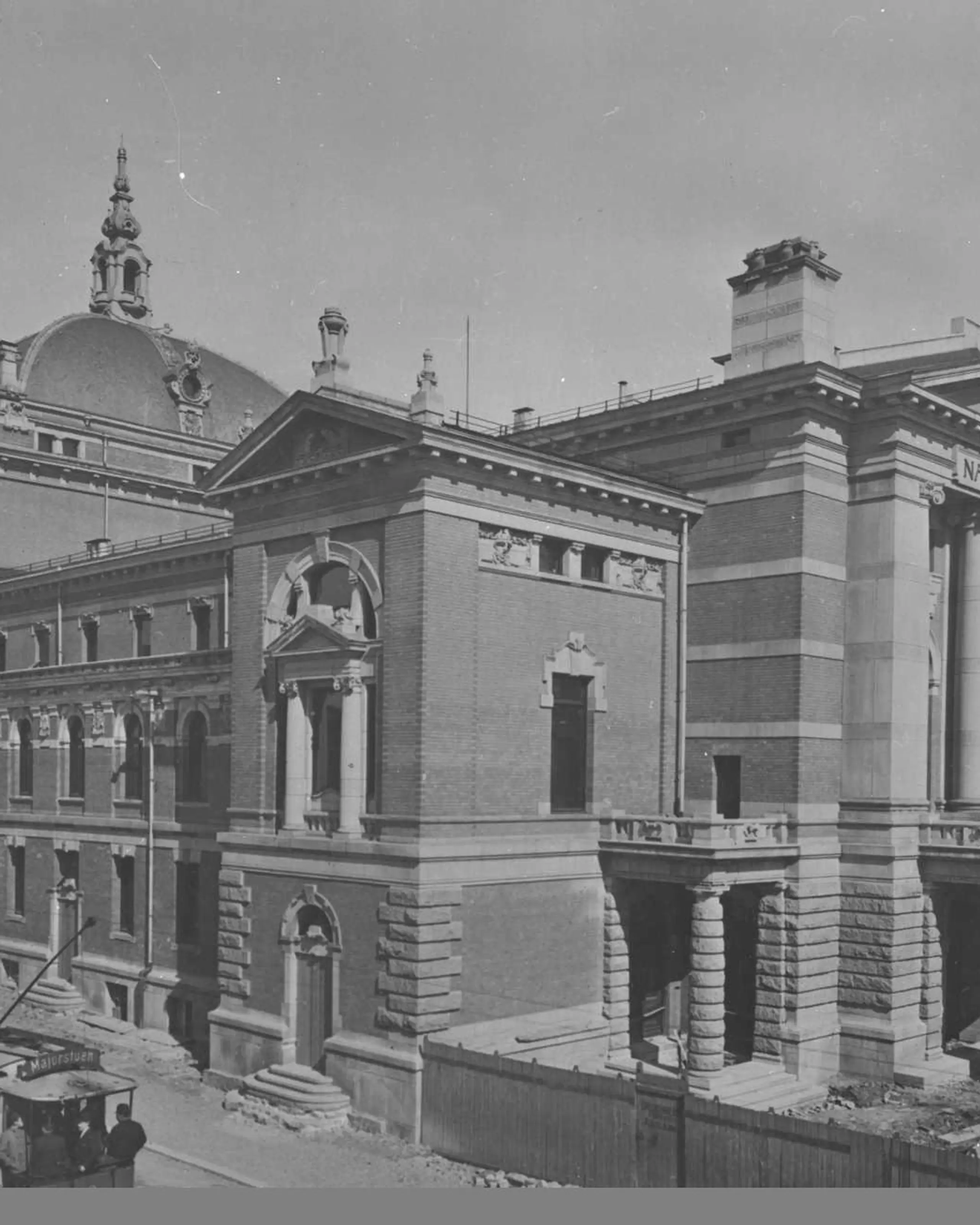 Nationaltheatret under bygging på slutten av 1890-tallet.