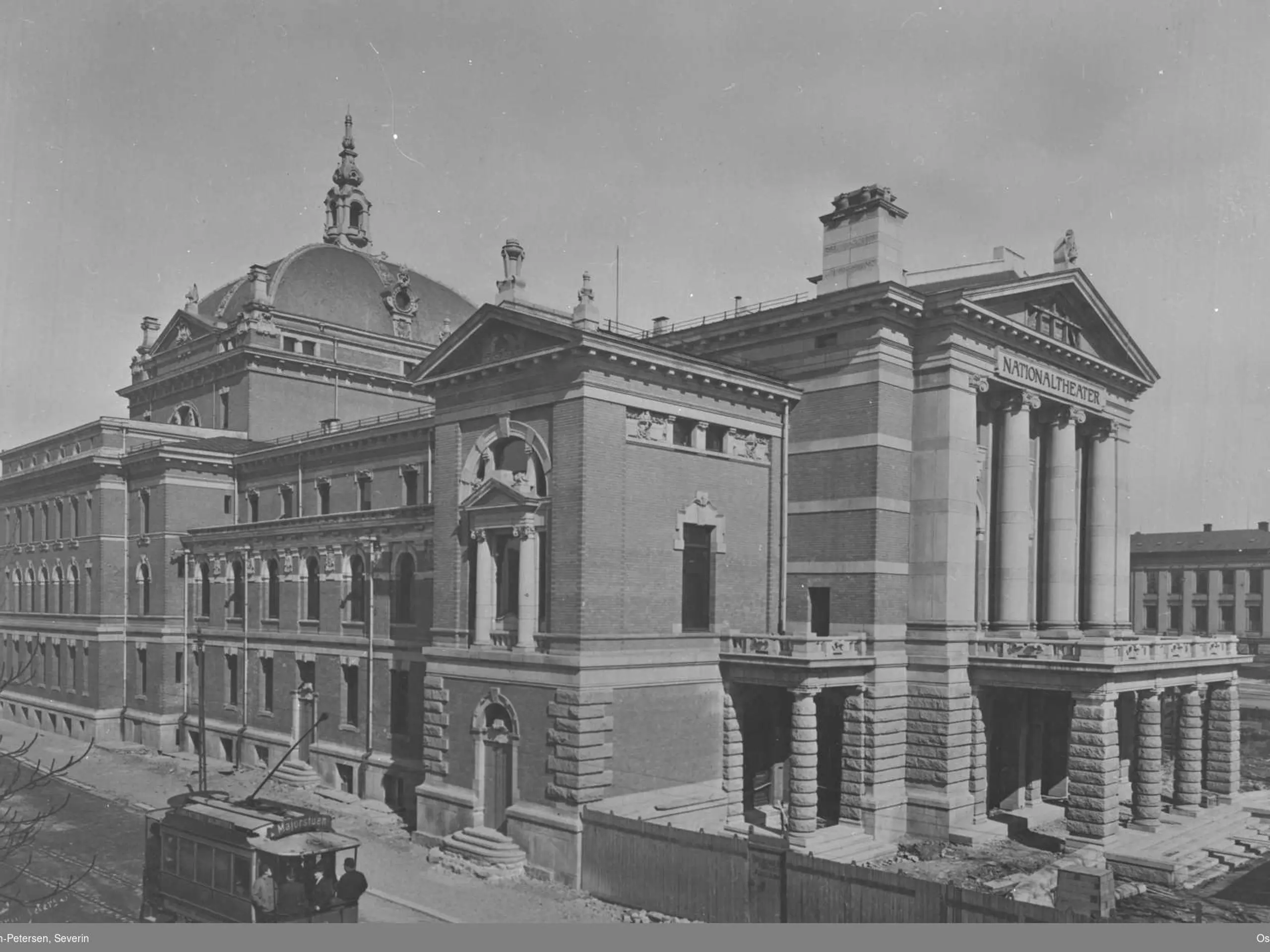 Nationaltheatret under bygging på slutten av 1890-tallet.