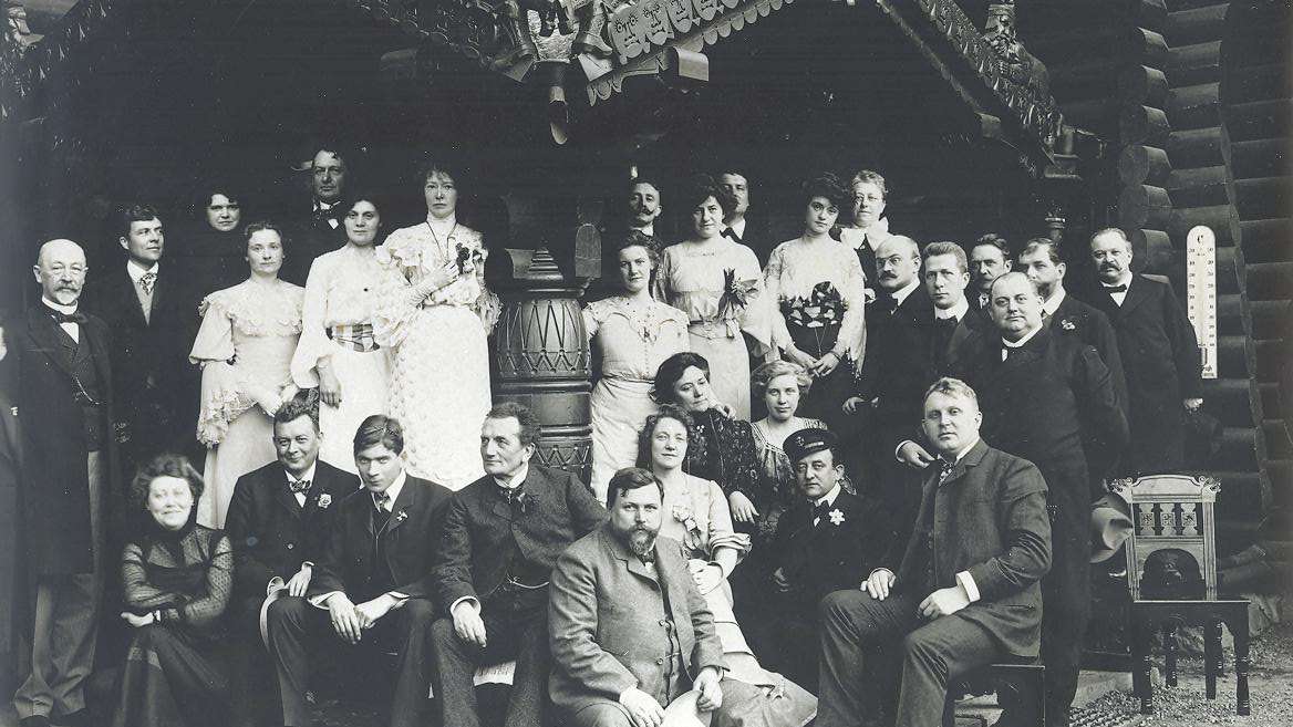 Gammelt gruppebilde av et 20-talls mennesker