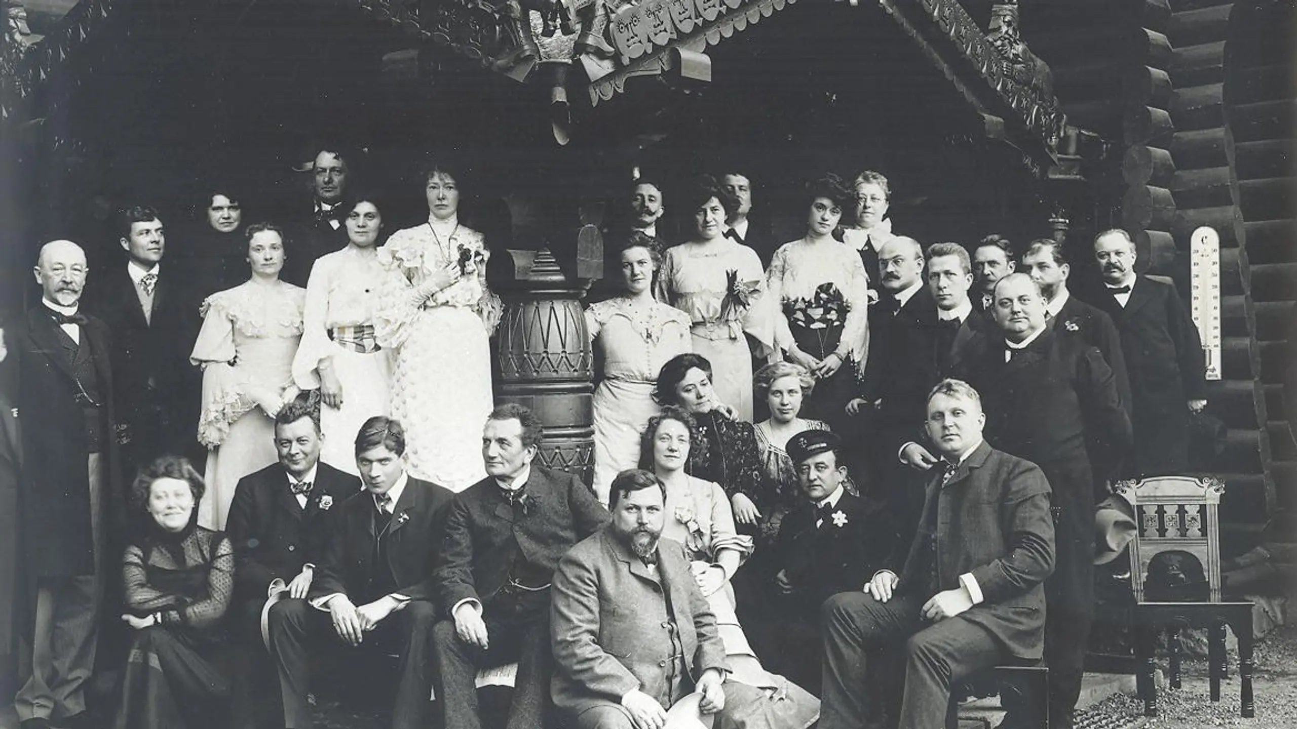 Gammelt gruppebilde av et 20-talls mennesker