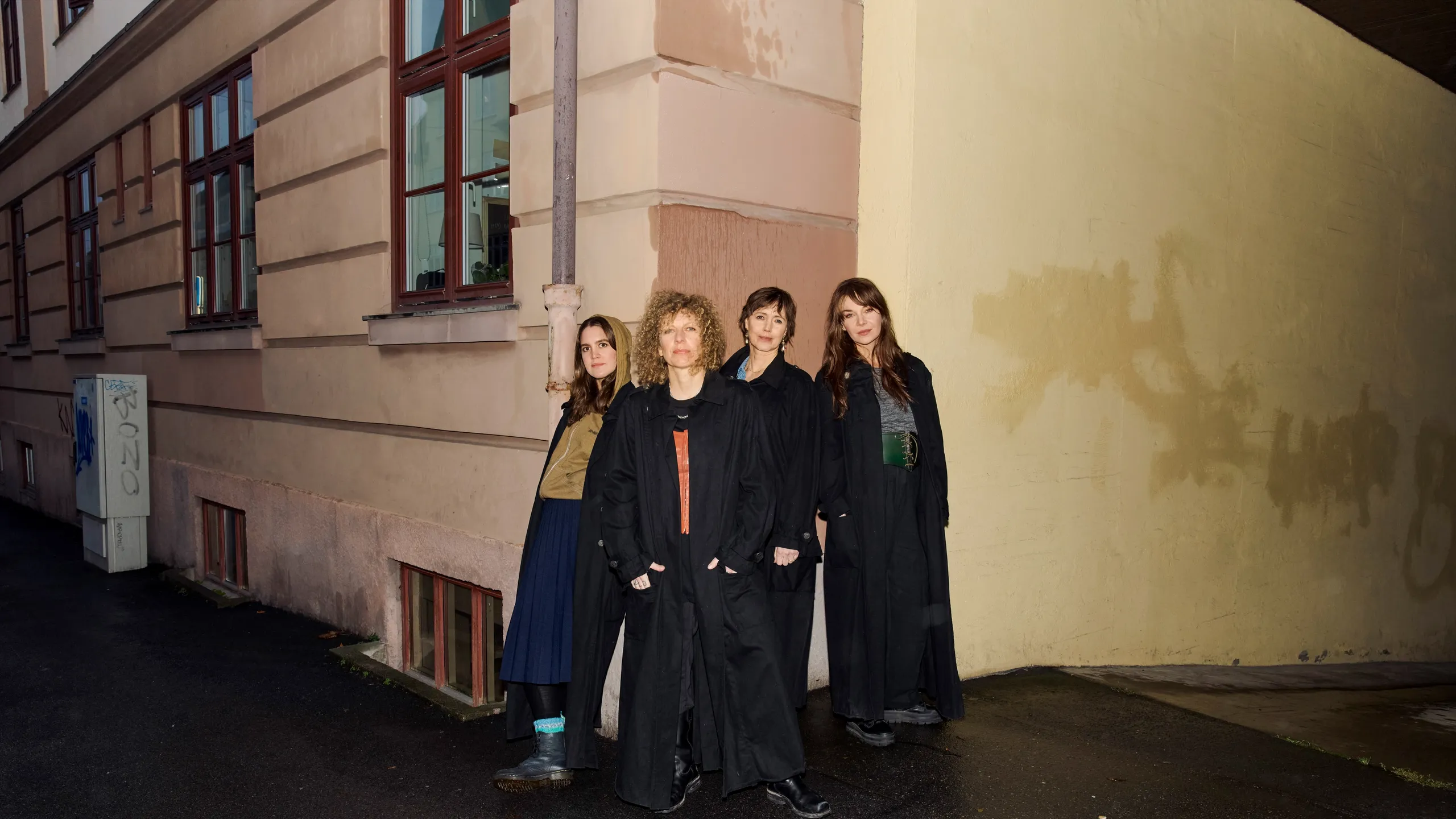 Fire kvinner på et gatehjørne