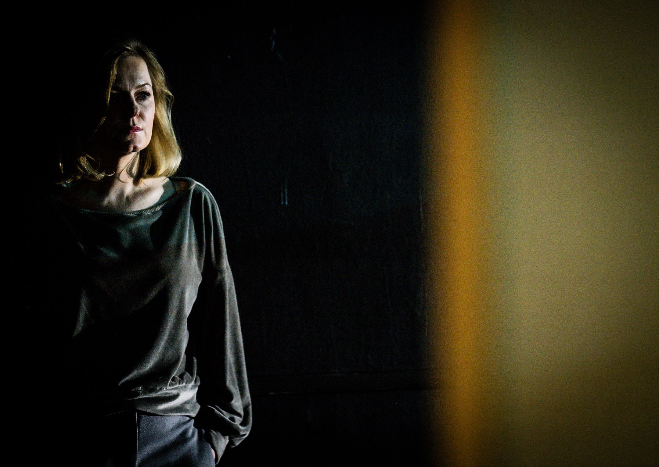 Kvinne i mørkt scenelys