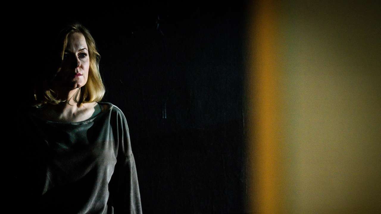 Kvinne i mørkt scenelys