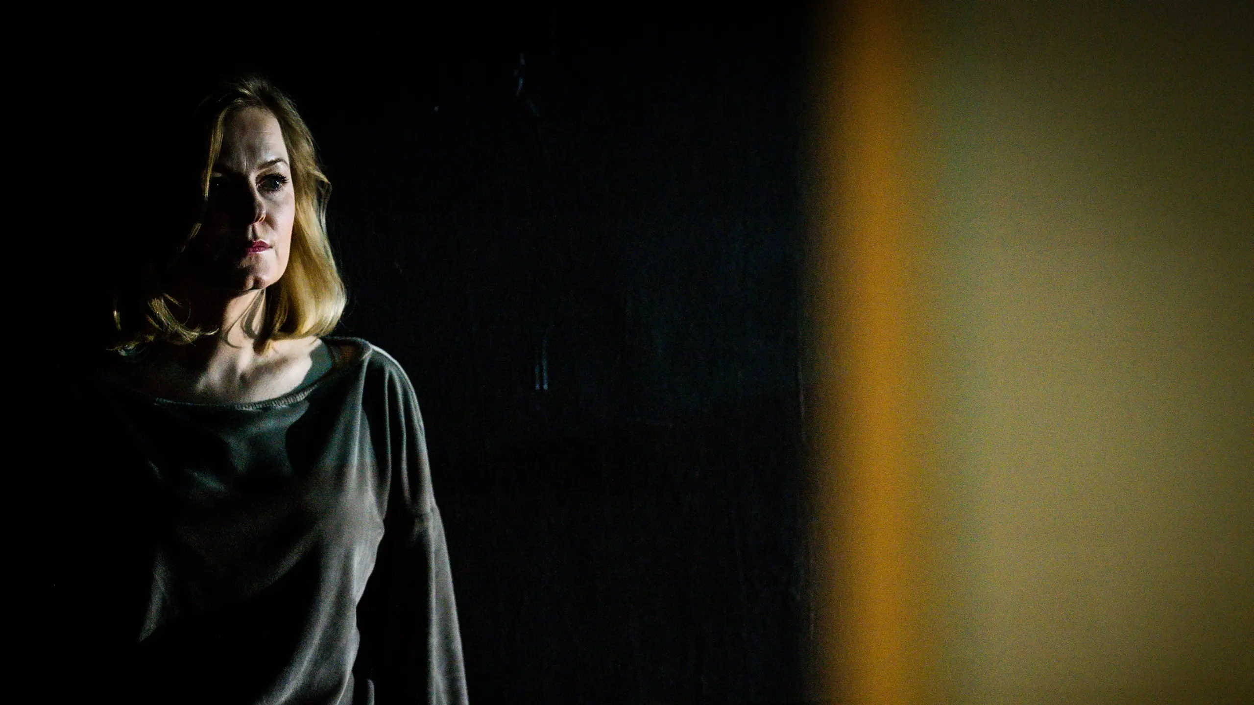 Kvinne i mørkt scenelys