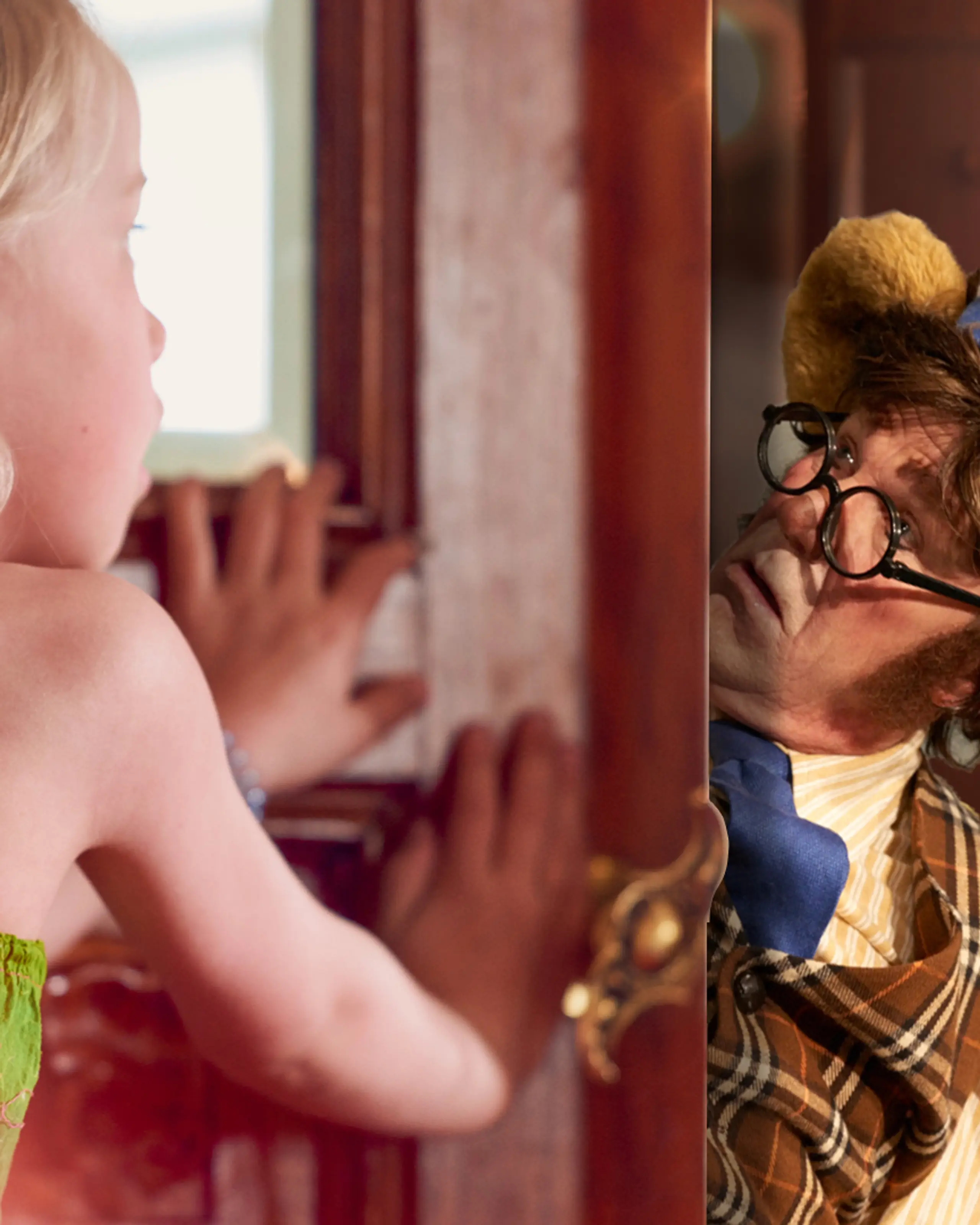 Barn som åpner dør der Bamsefar titter ut