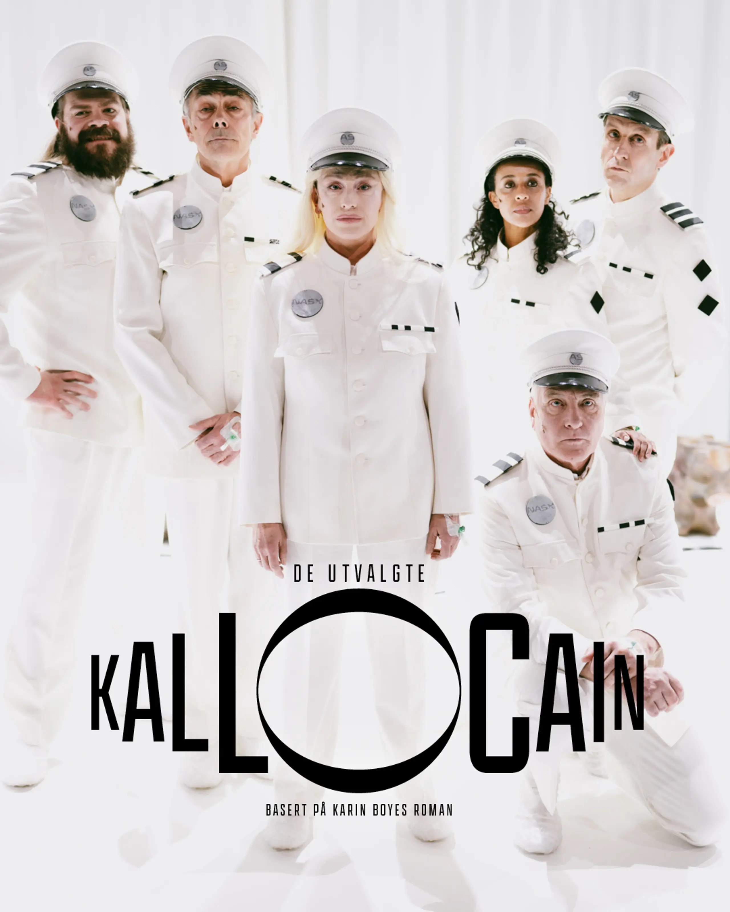 Seks personer i hvite futuristiske kostymer stilt opp til gruppebilde