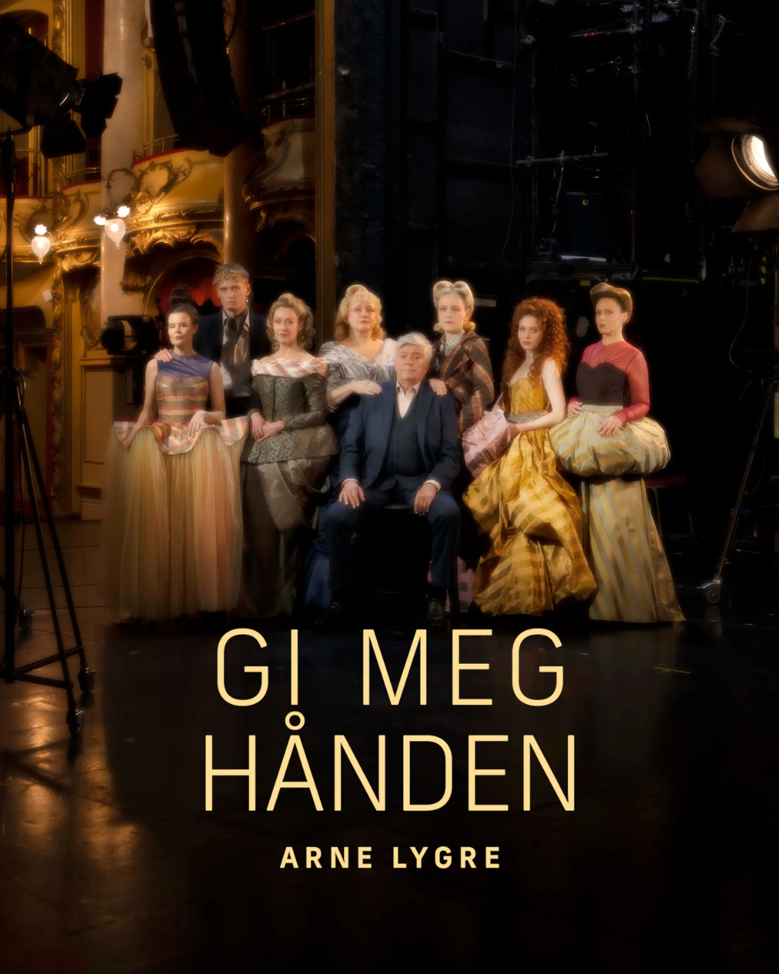 Gruppebilde av åtte skuespillere i store kostymer på Nationaltheatrets hovedscene