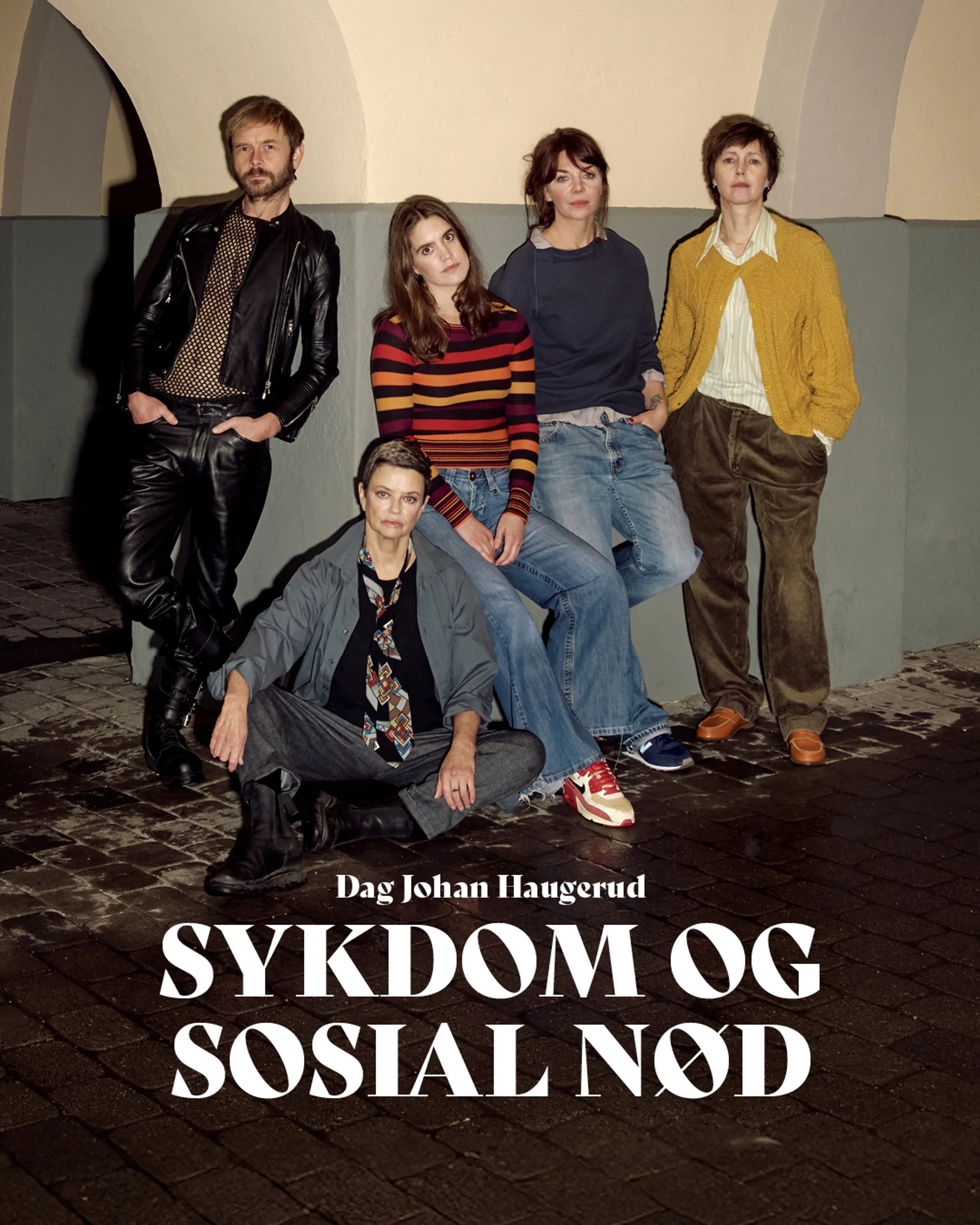 Gruppe med fire kvinner og en mann i en buegang. De er alvorlige, den ene kvinnen sitter, resten står og lener seg mot veggen med tekst Dag Johan Haugerud Sykdom og sosial nød
