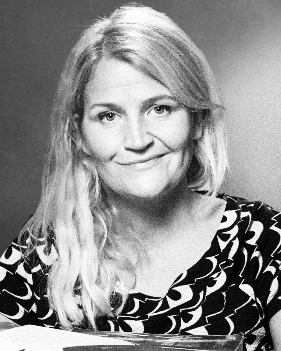 Svart hvitt-portrett av kvinne