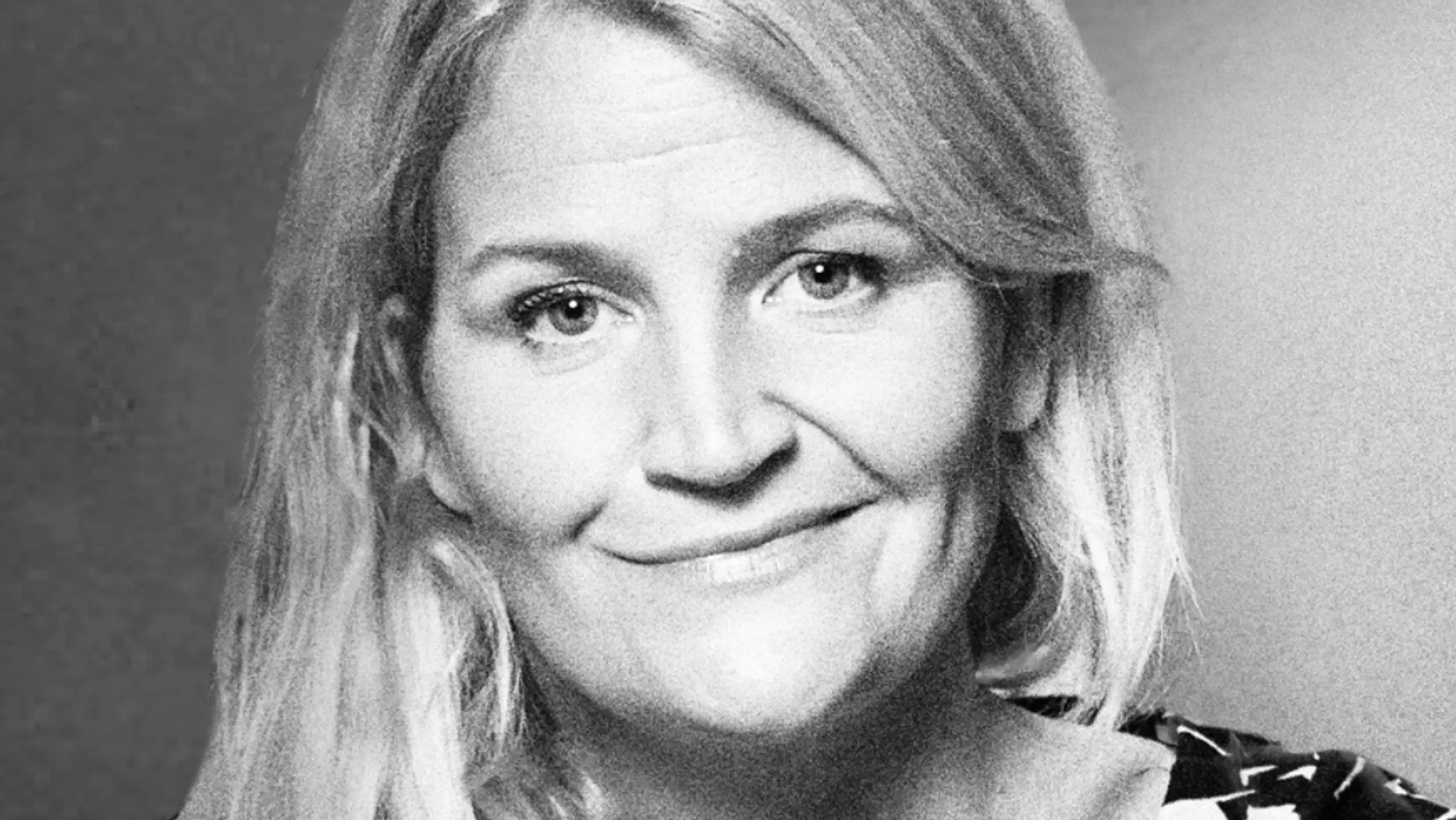 Svart hvitt-portrett av kvinne