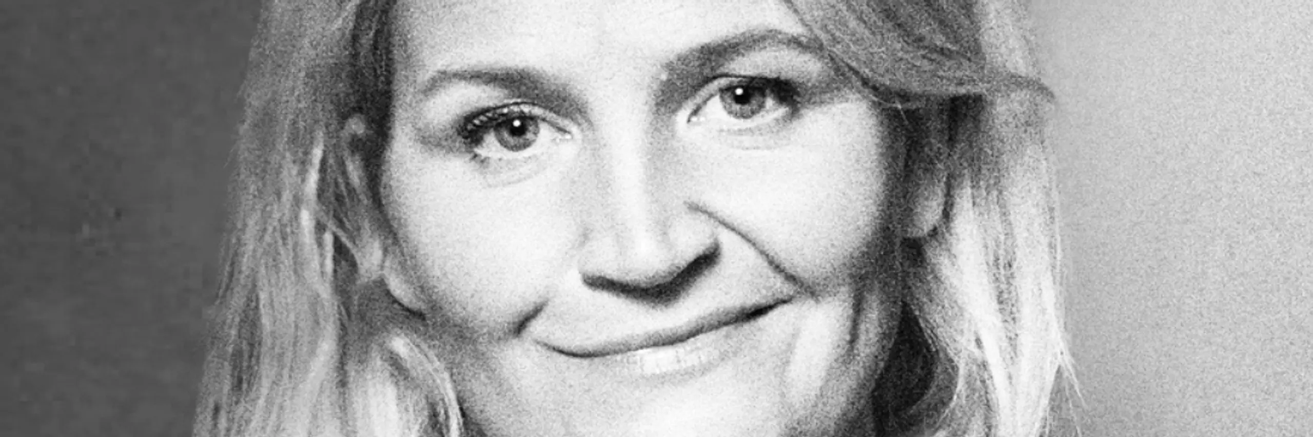 Svart hvitt-portrett av kvinne