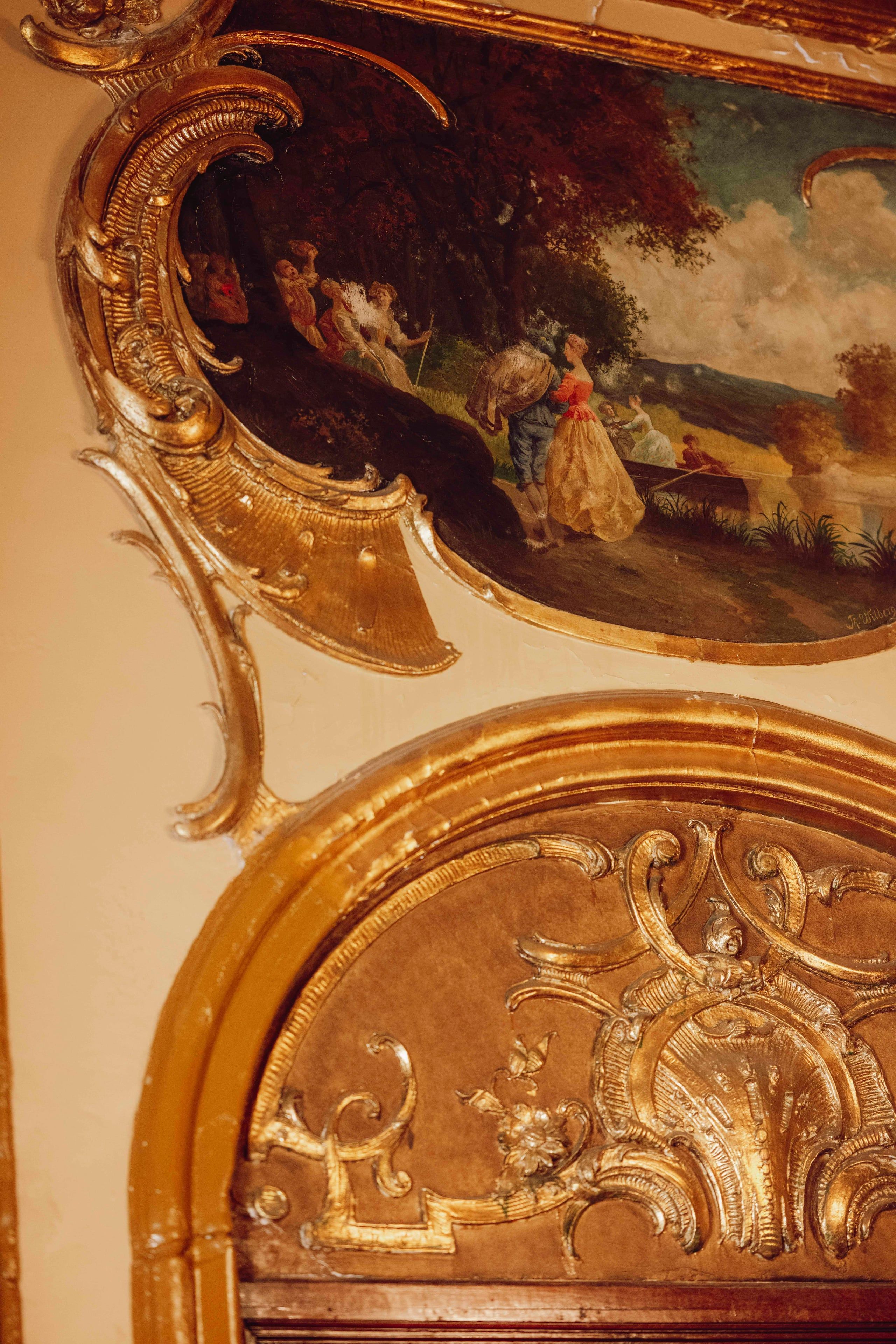 Forgylte ornamenter og dekorativt veggmaleri i Kongelosjen på Nationaltheatret