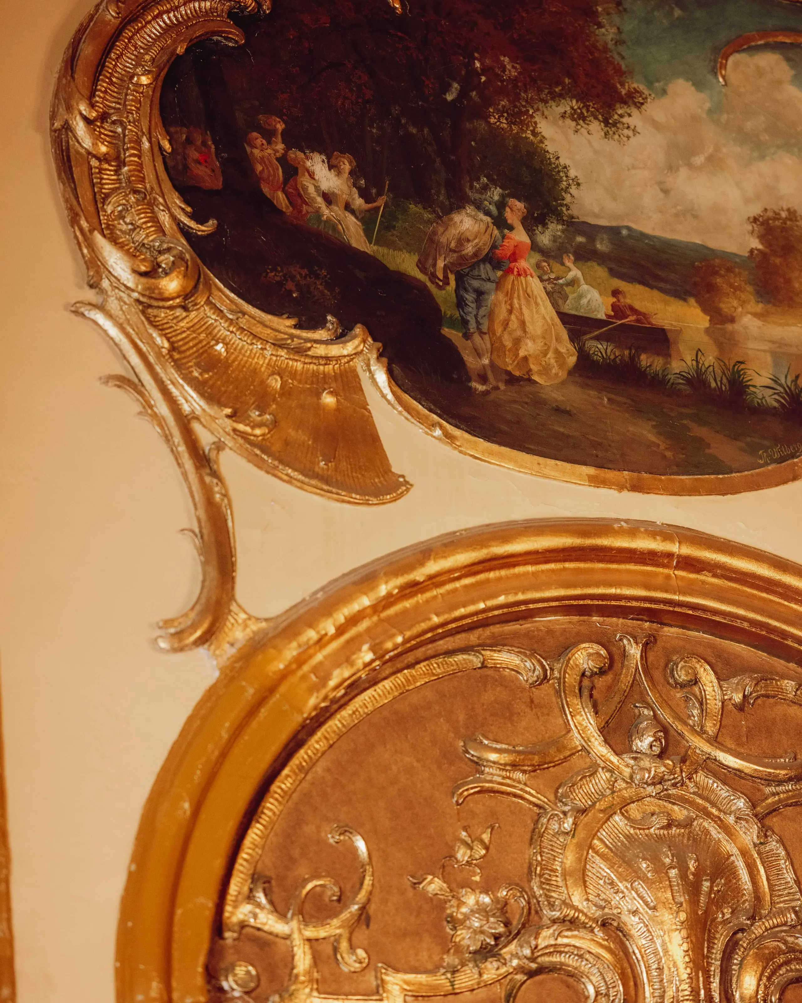 Forgylte ornamenter og dekorativt veggmaleri i Kongelosjen på Nationaltheatret