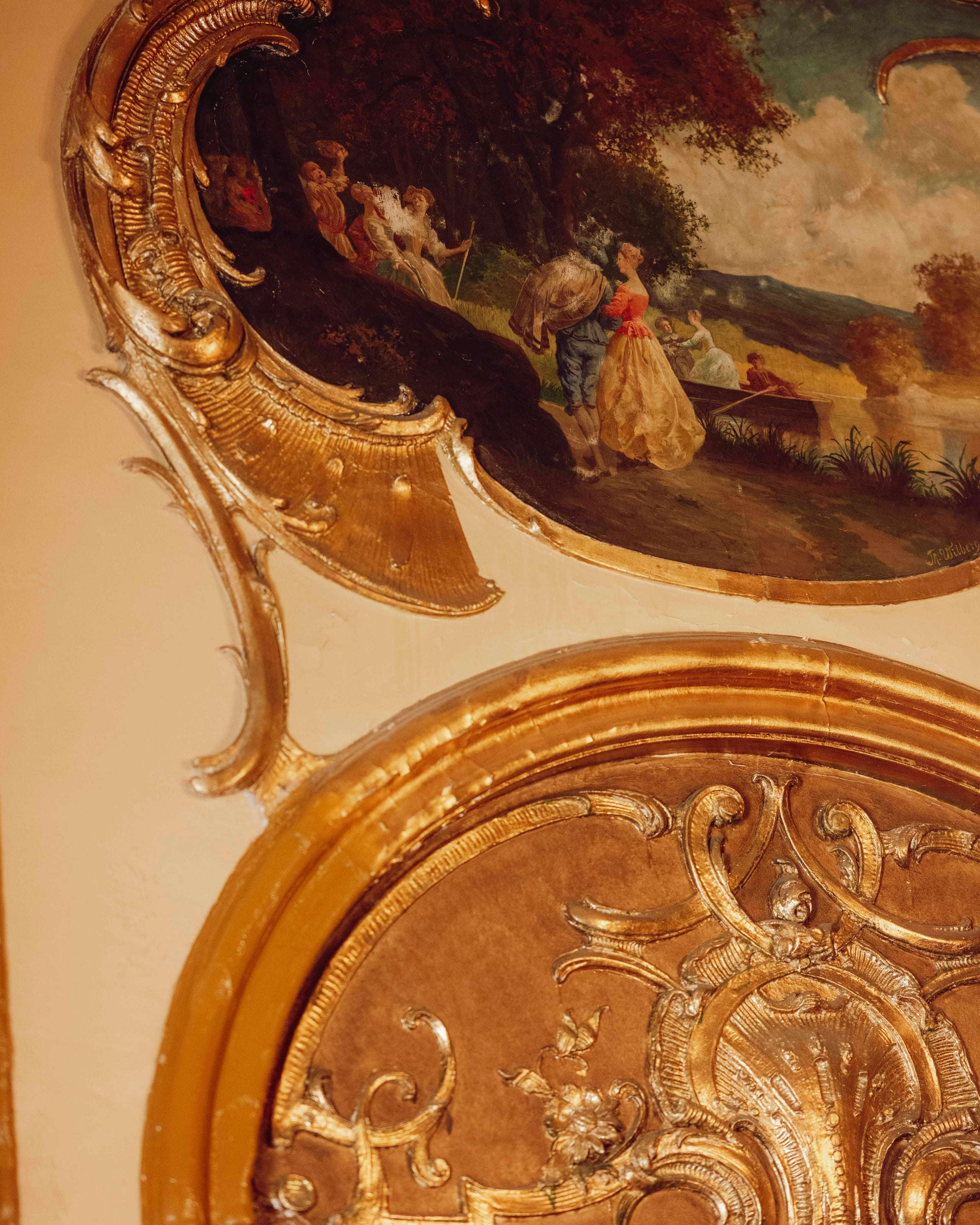 Forgylte ornamenter og dekorativt veggmaleri i Kongelosjen på Nationaltheatret