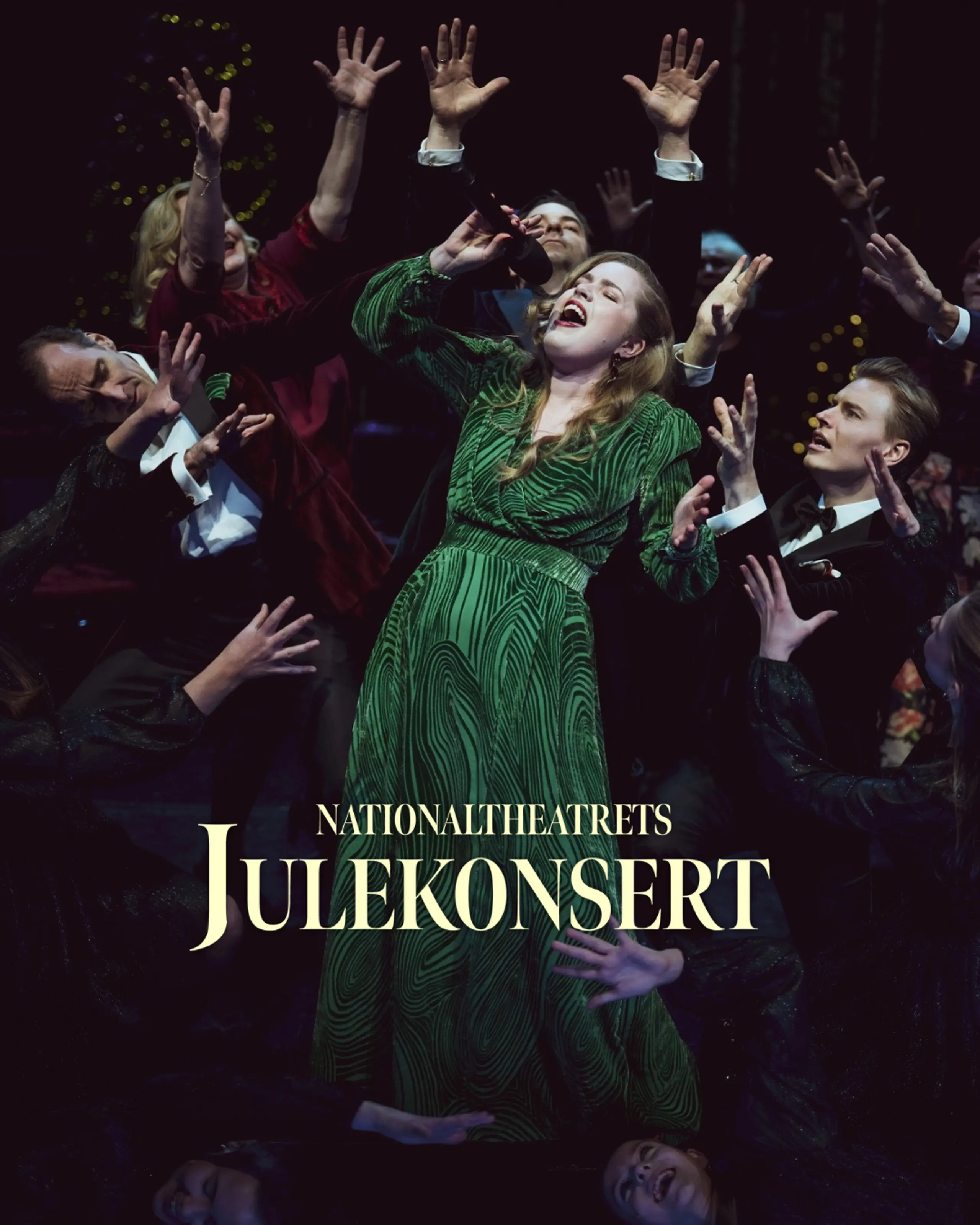 Kvinne synger, mens en gruppe artister står rundt og strekker armene mot henne. Alle er festkledd