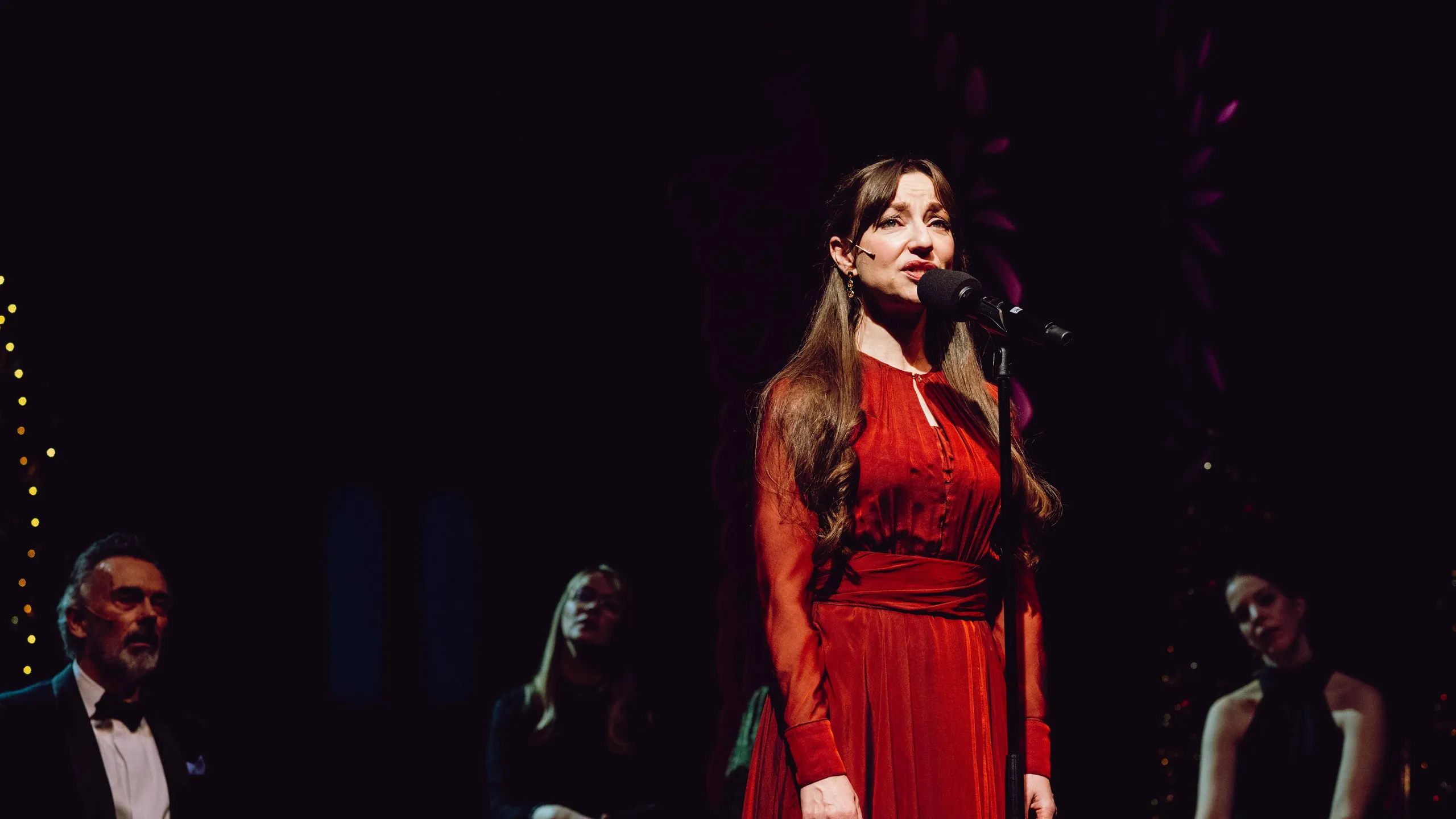 Kvinne i rød kjole på scene