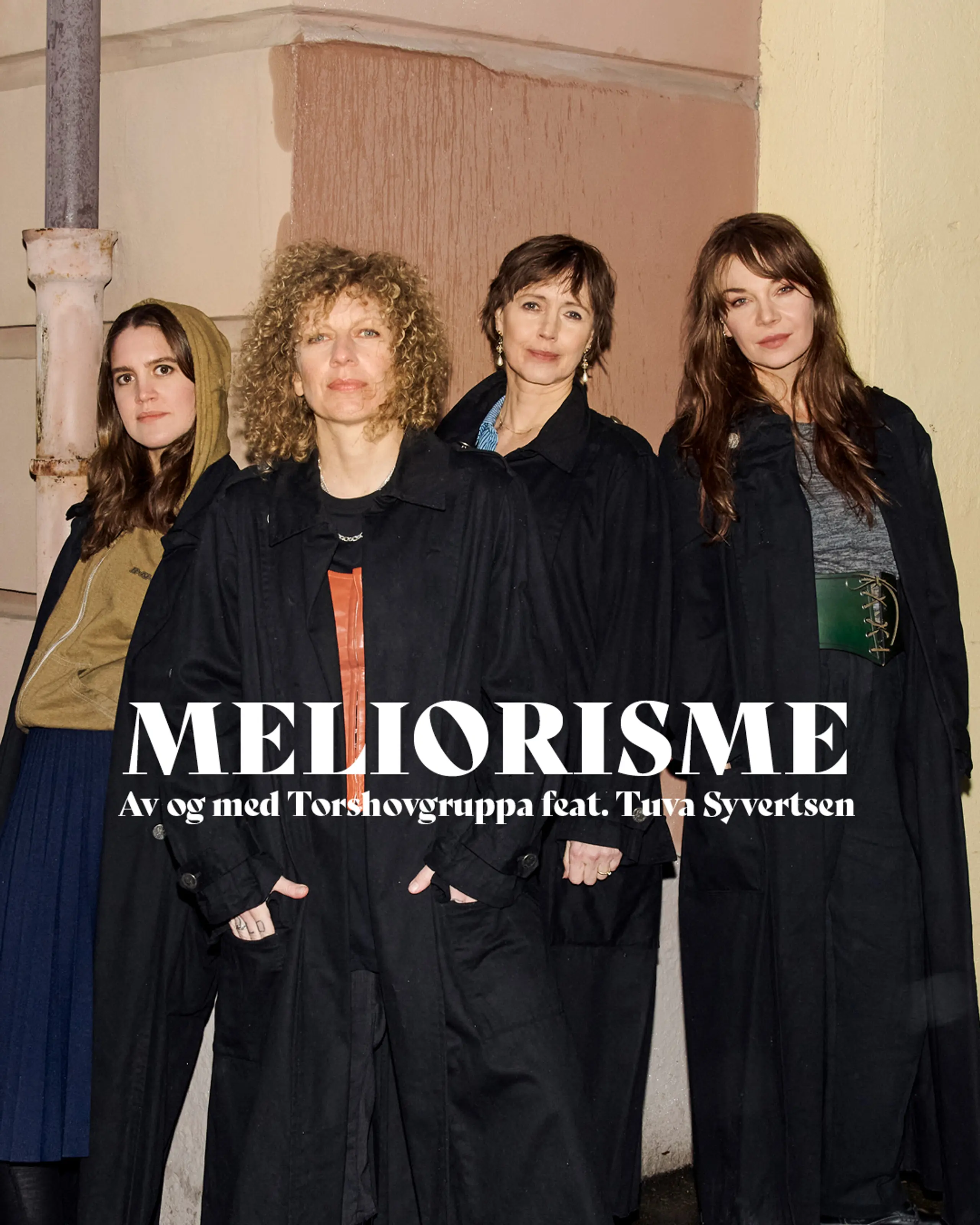 Fire kvinner på et gatehjørne med tekst Meliorisme Av og med Torshovgruppa feat. Tuva Syvertsen