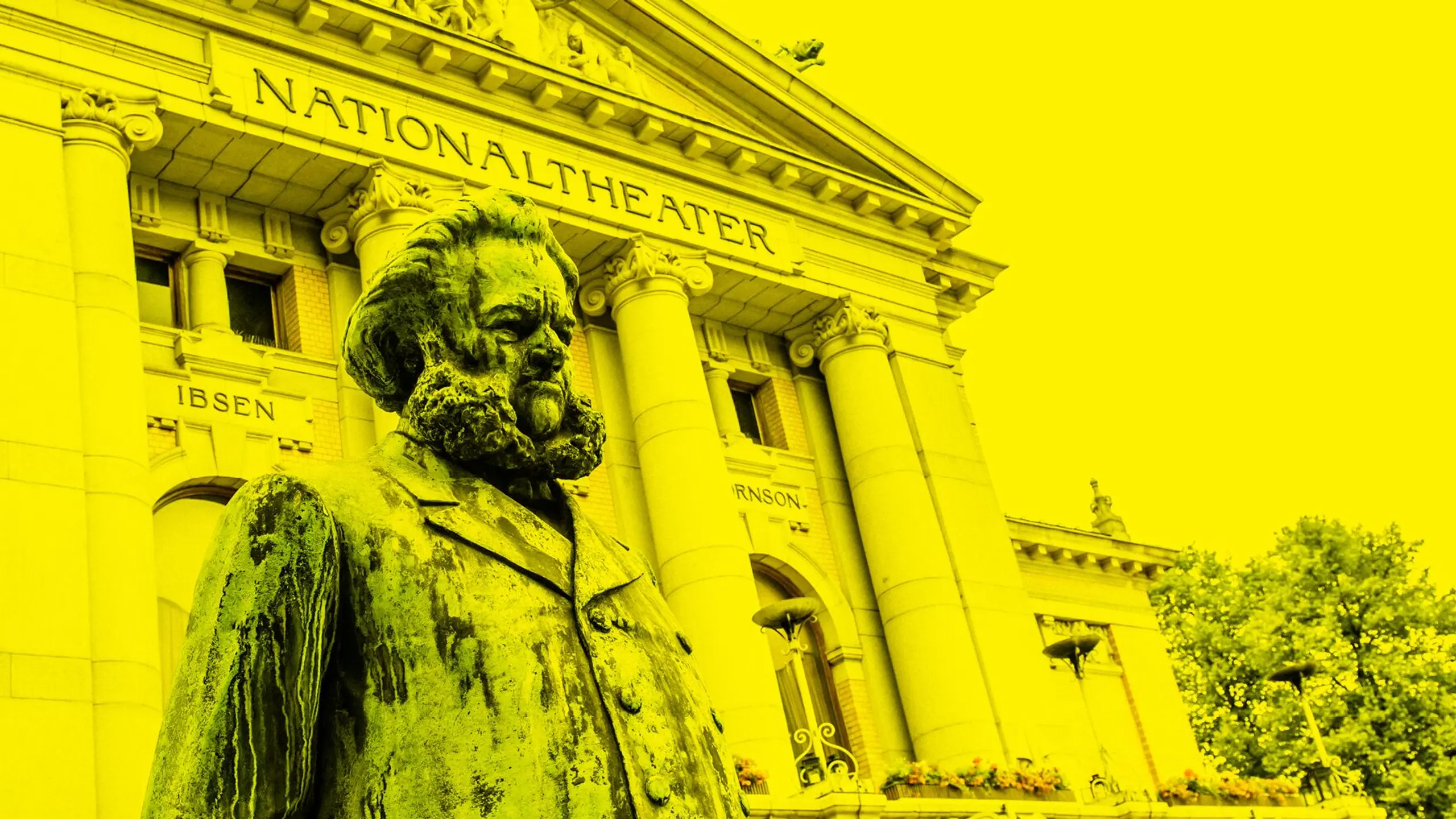 Ibsen-statuen foran Nationaltheatret, med gult filter på
