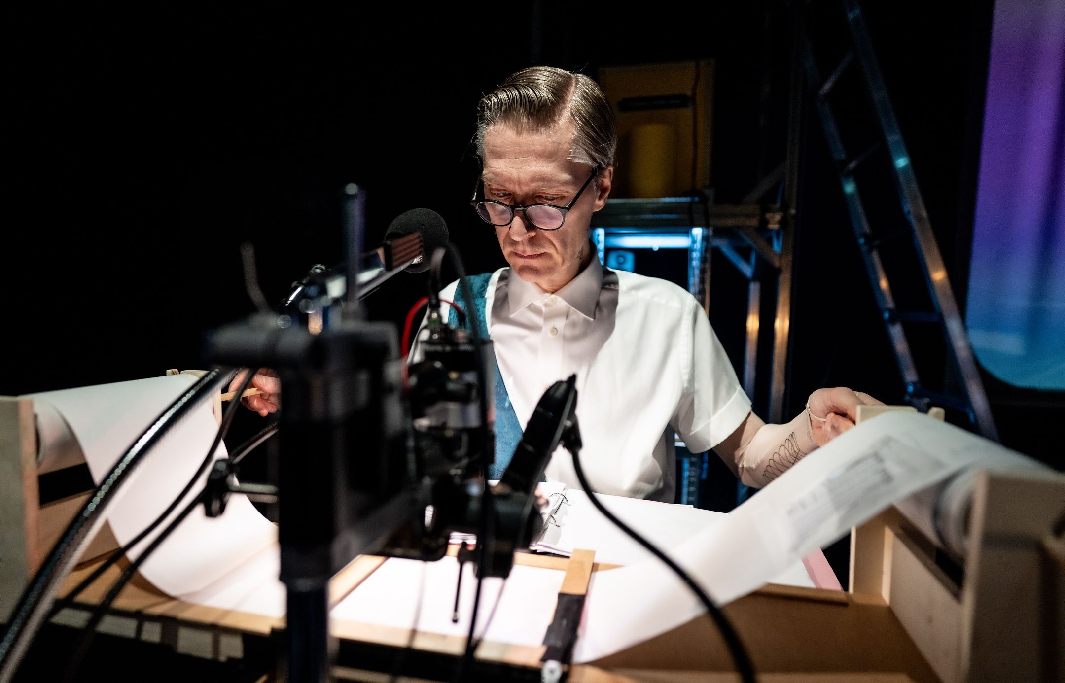 Mann leser fra papirer