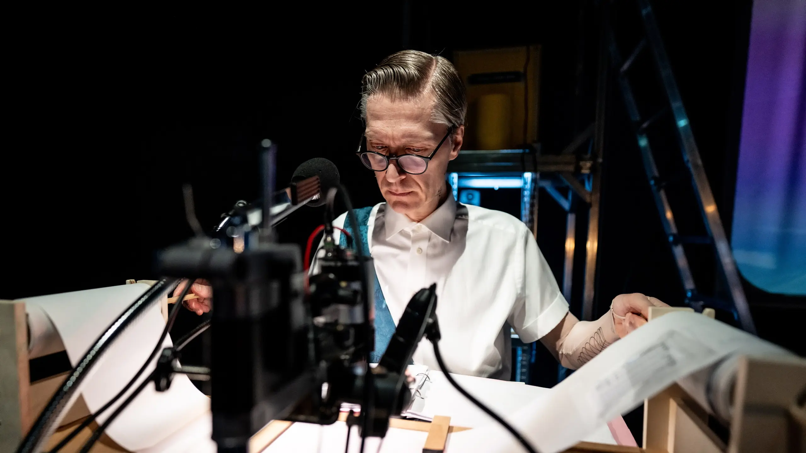 Mann leser fra papirer