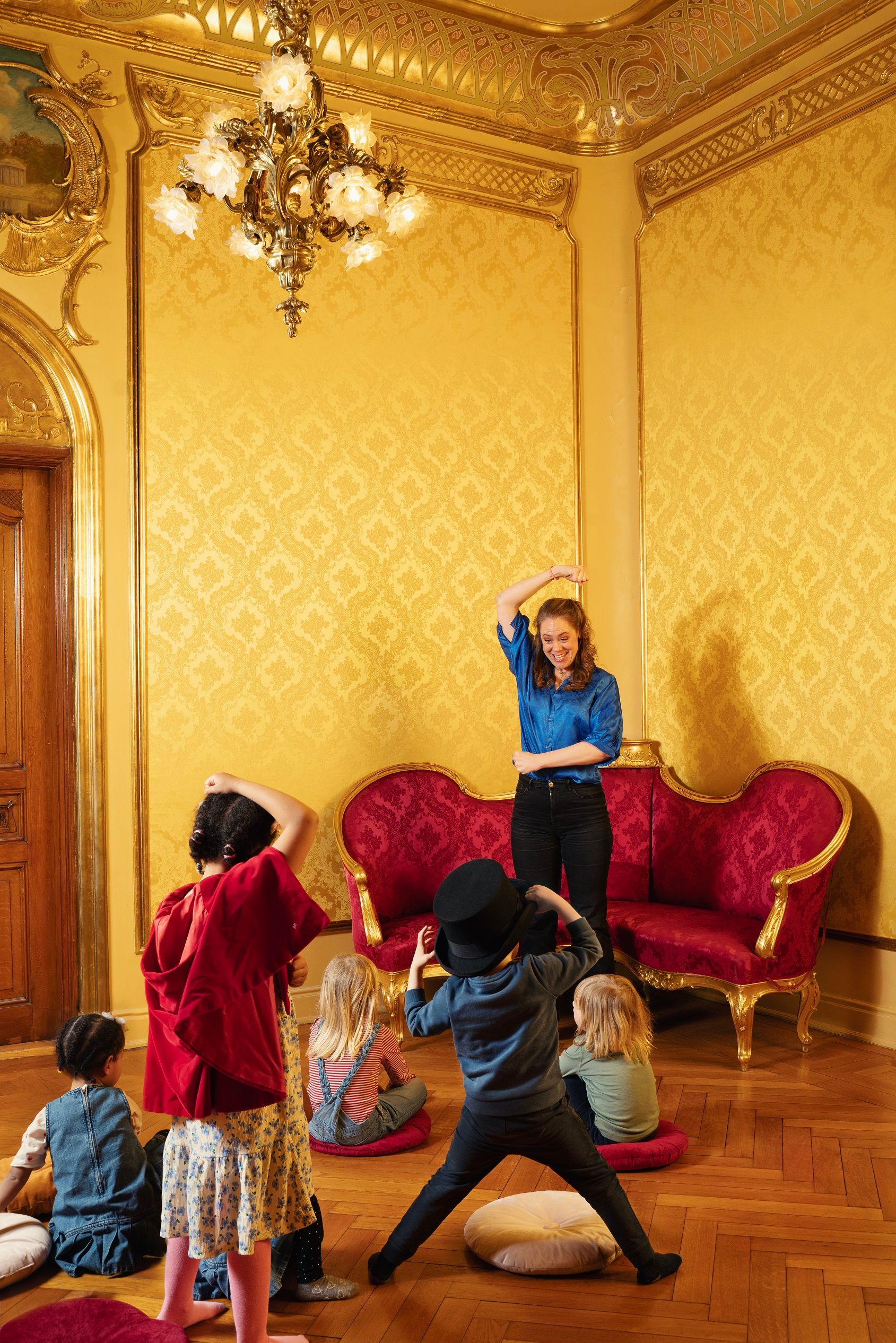 Barn og formidler i kongelosjen