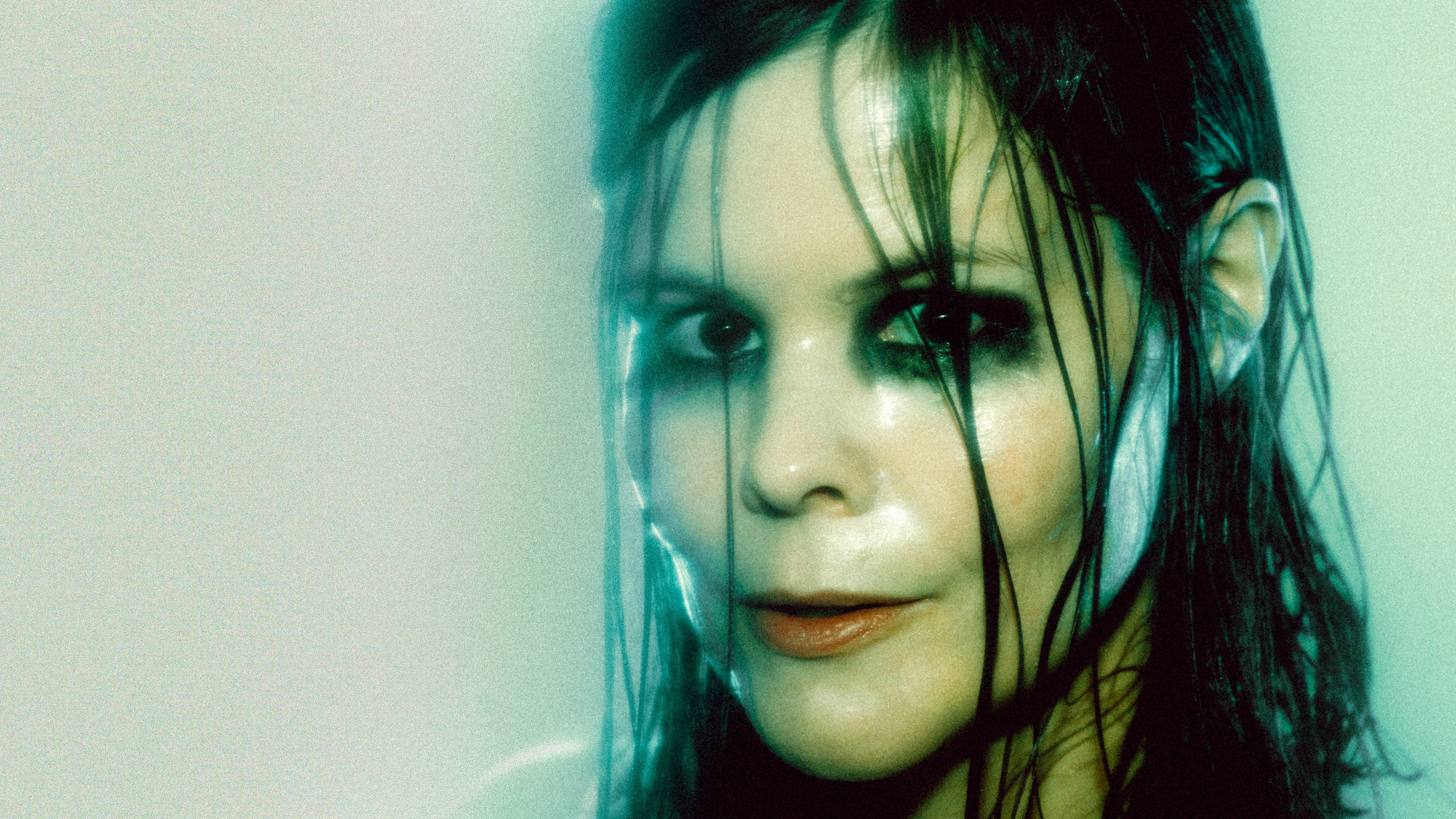 Bilde av kvinne med vått hår over ansiktet og mørk sminke