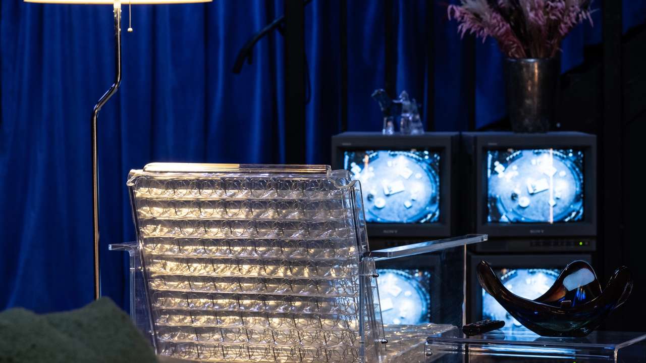 Plaststol foran overvåkningsskjermer
